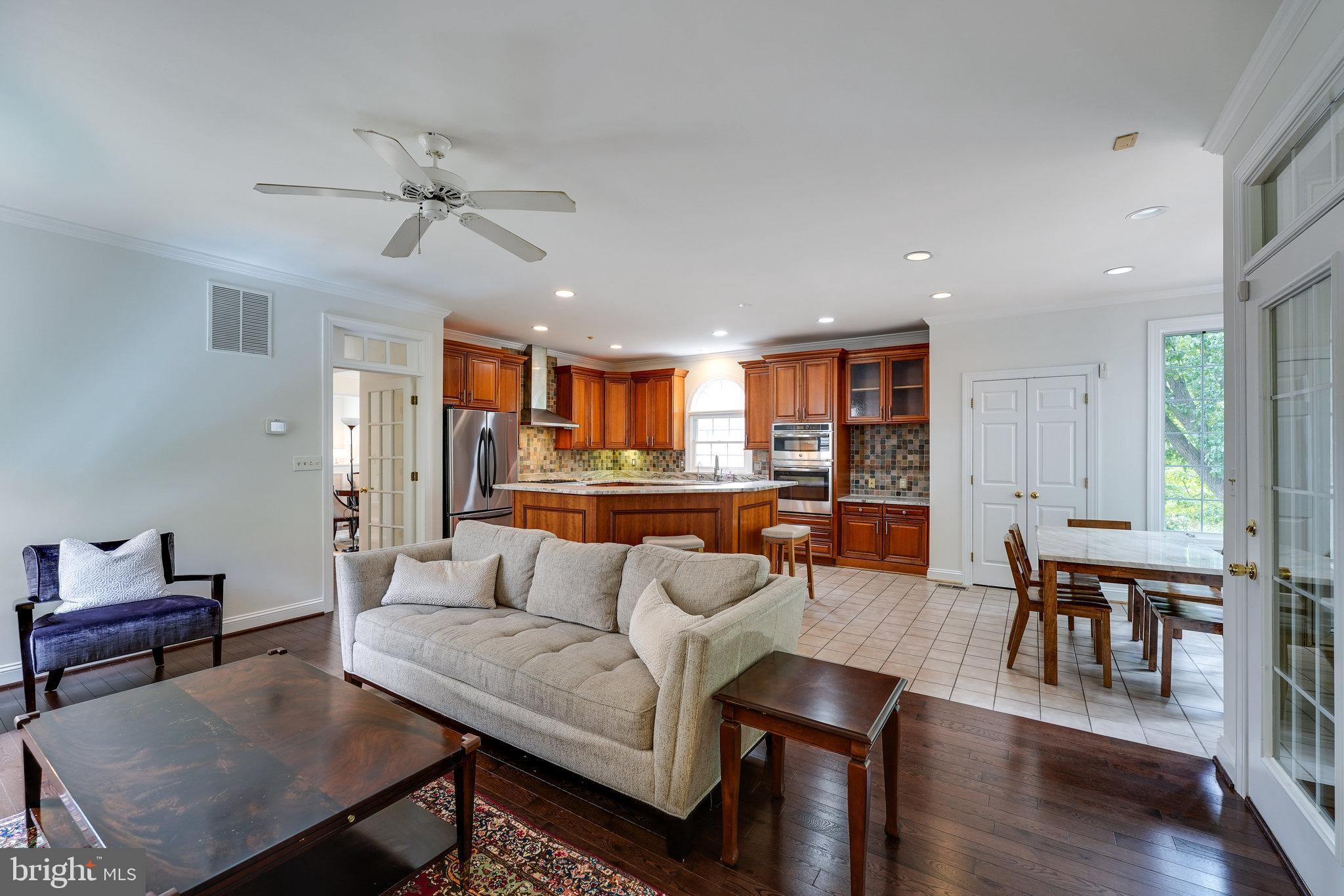 KINGS MANOR - Residential