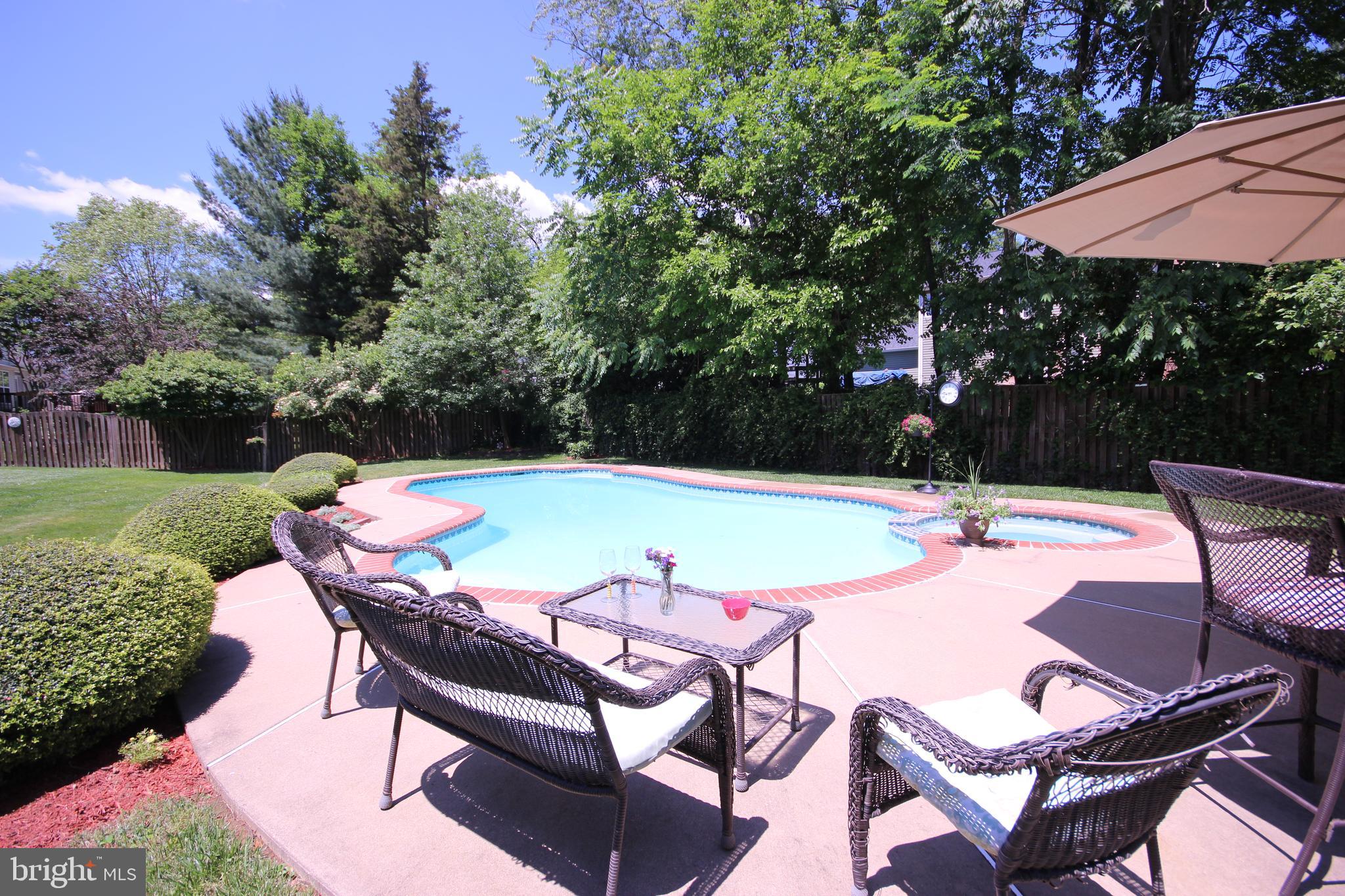 208 OAKCREST MANOR DRIVE NE