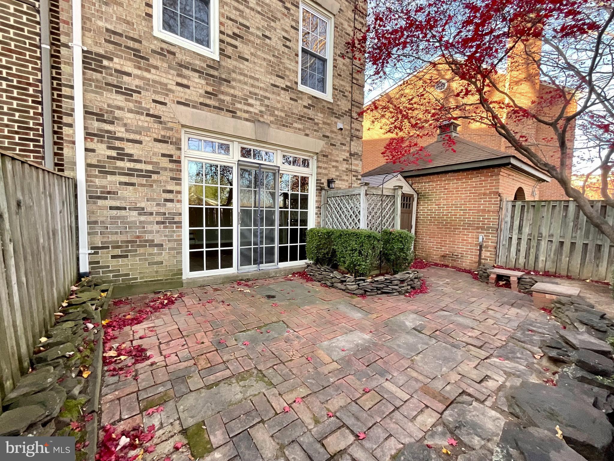 LAUREL MEWS - Residential Lease