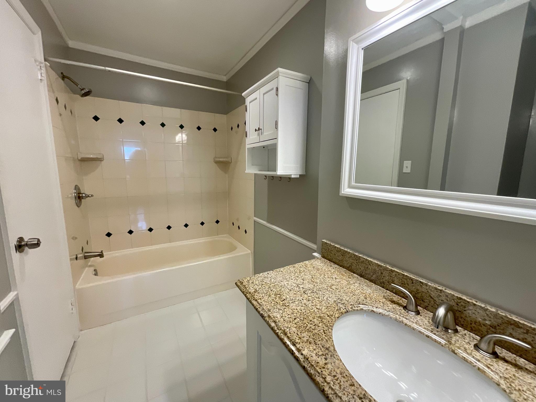 LAUREL MEWS - Residential Lease