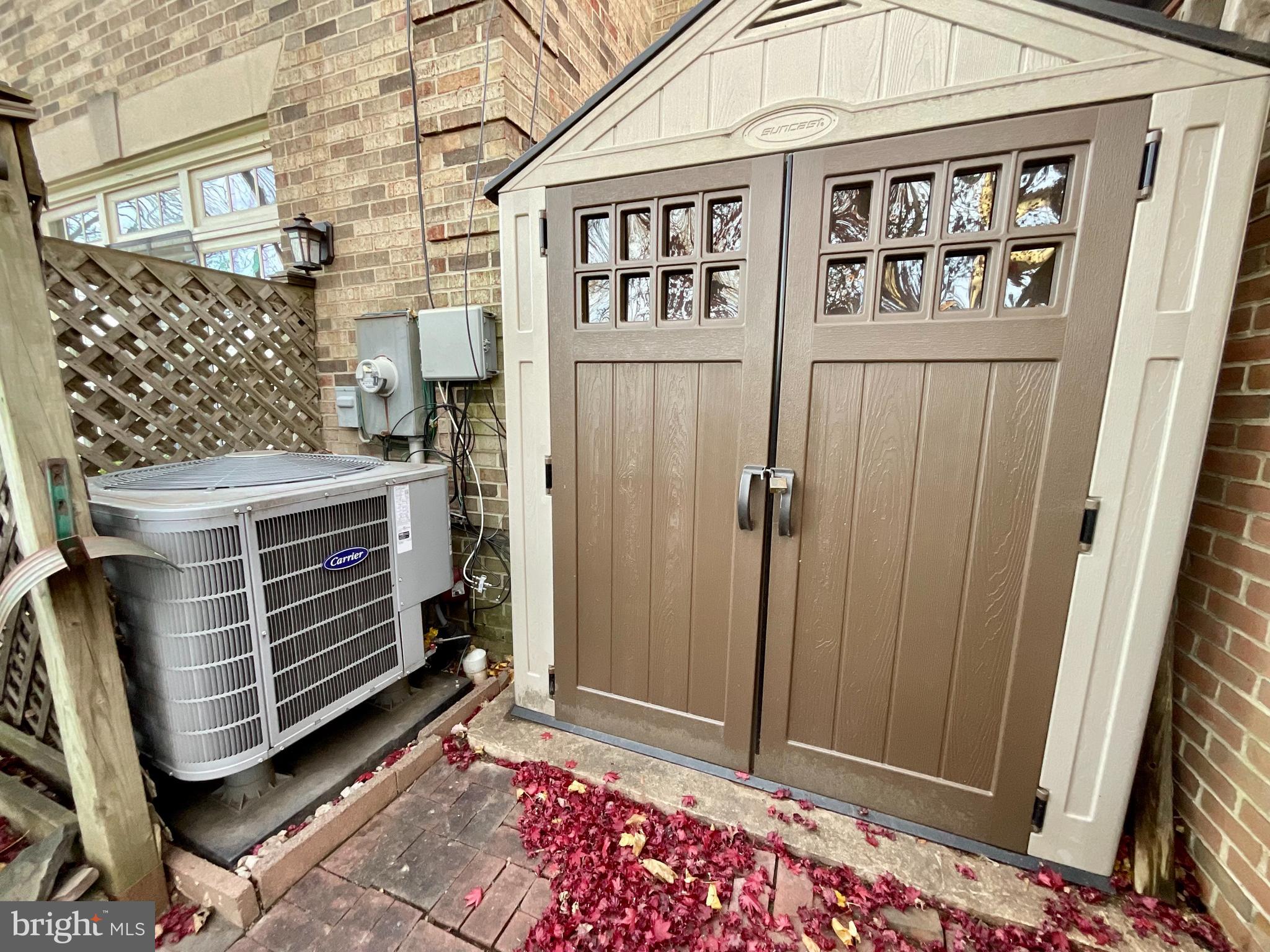 LAUREL MEWS - Residential Lease