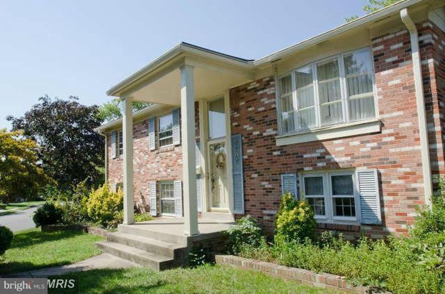 WELL MAINTAINED 5 BR, 3BA, SFH ON CORNER LOT WITH POOL AND FENCE AROUND IN THE BACK YARD.  HARD WOOD FLOOR AROUND THE HOUSE, RENOVATED KITCHEN, FIREPLACE,SEPARATE DINING ROOM,SCREENED PORCH AND DECK, TOTAL LIVING 2104 SQFT.   PLEASE EMAIL FOR AN APPT. TO SEE ON THE WEEKEND.