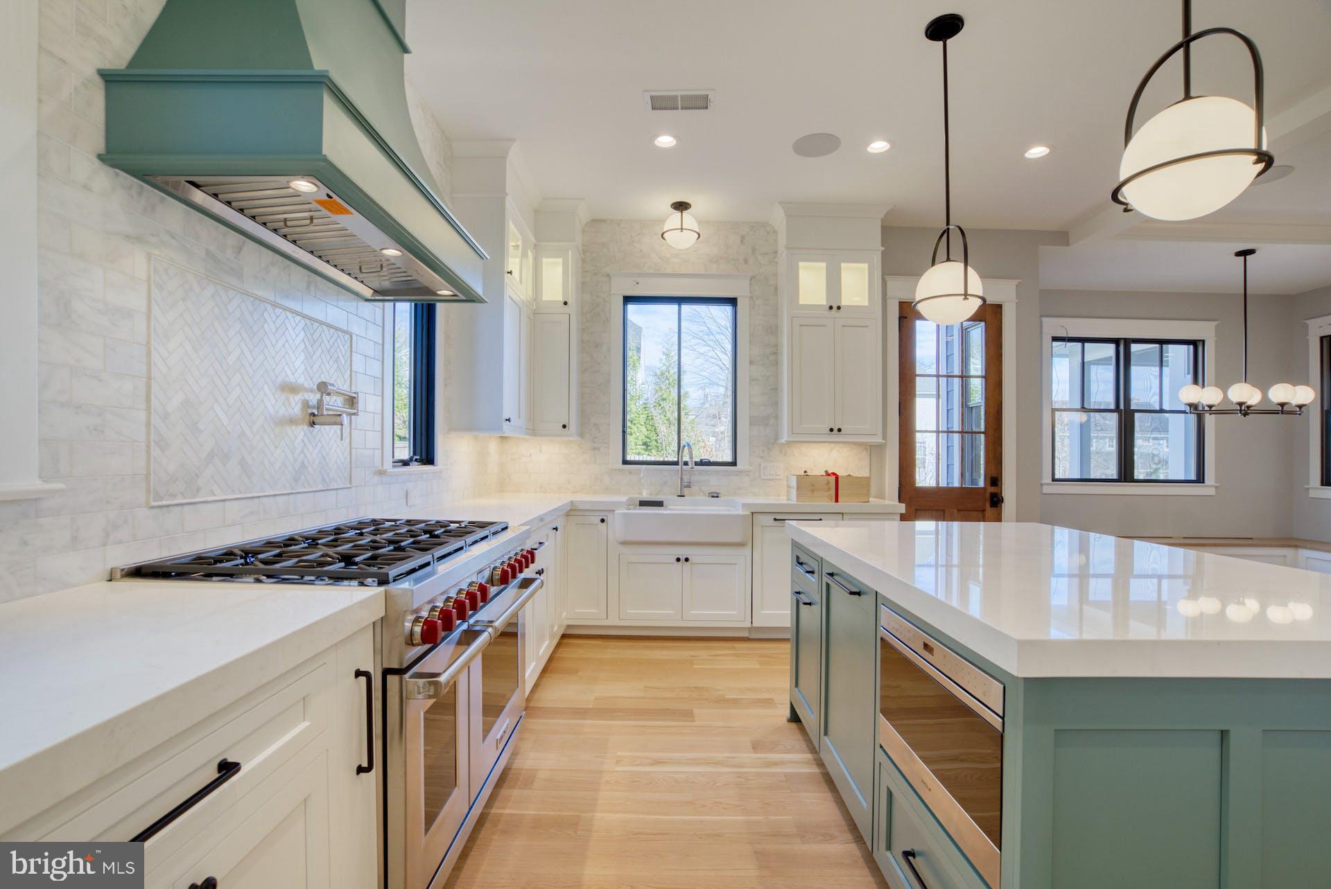 WILLIAMSBURG VILLAGE - Residential