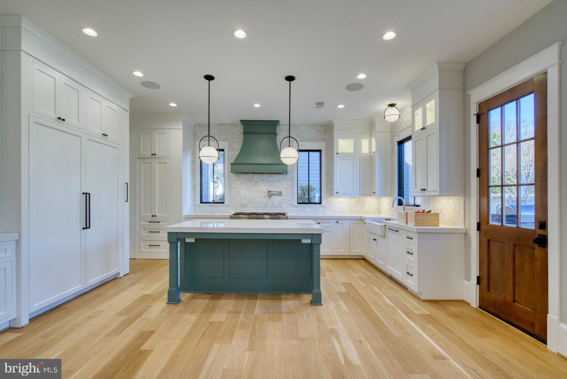 WILLIAMSBURG VILLAGE - Residential