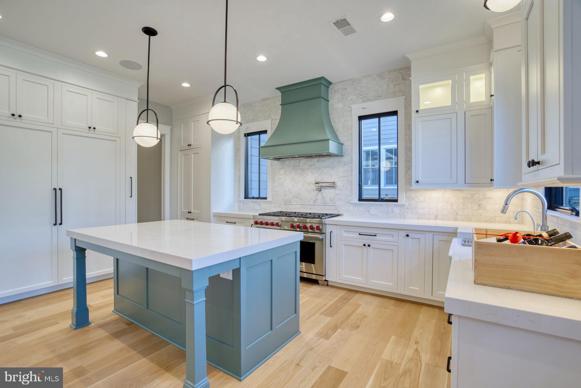 WILLIAMSBURG VILLAGE - Residential