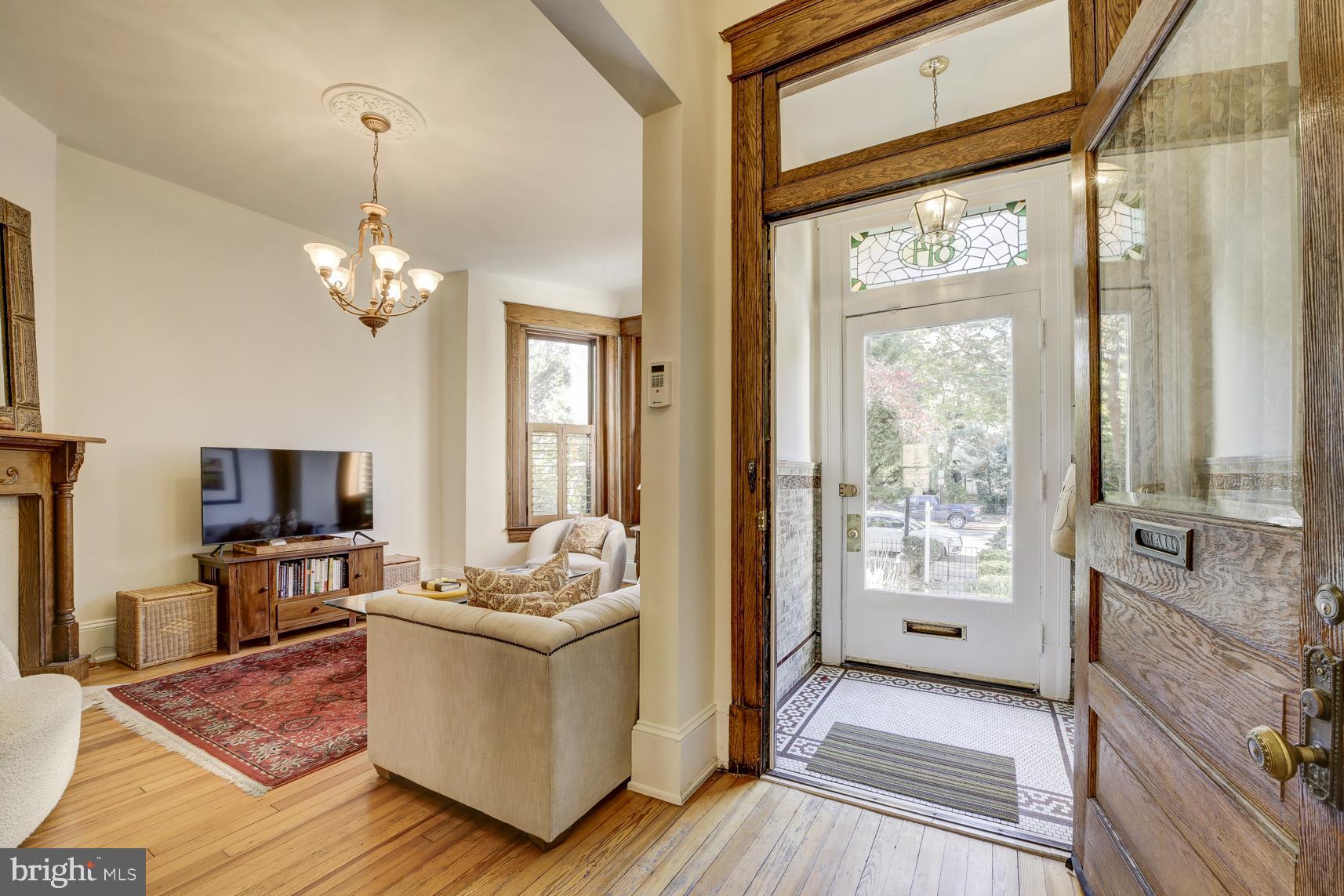 814 MASSACHUSETTS AVENUE NE