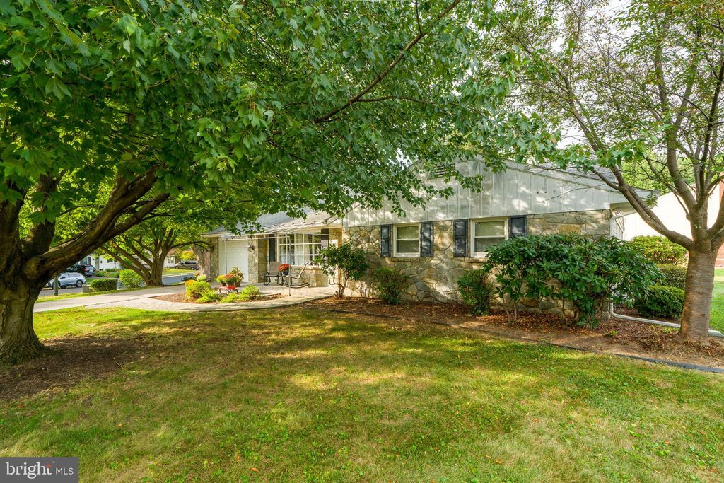 Photo of 201 Cardinal Road, LITITZ, PA 17543 (MLS # PALA2076350)