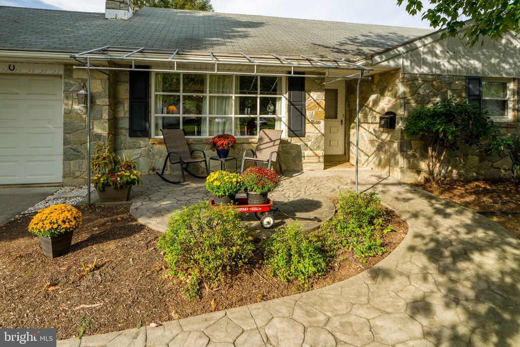 Photo of 201 Cardinal Road, LITITZ, PA 17543 (MLS # PALA2076350)