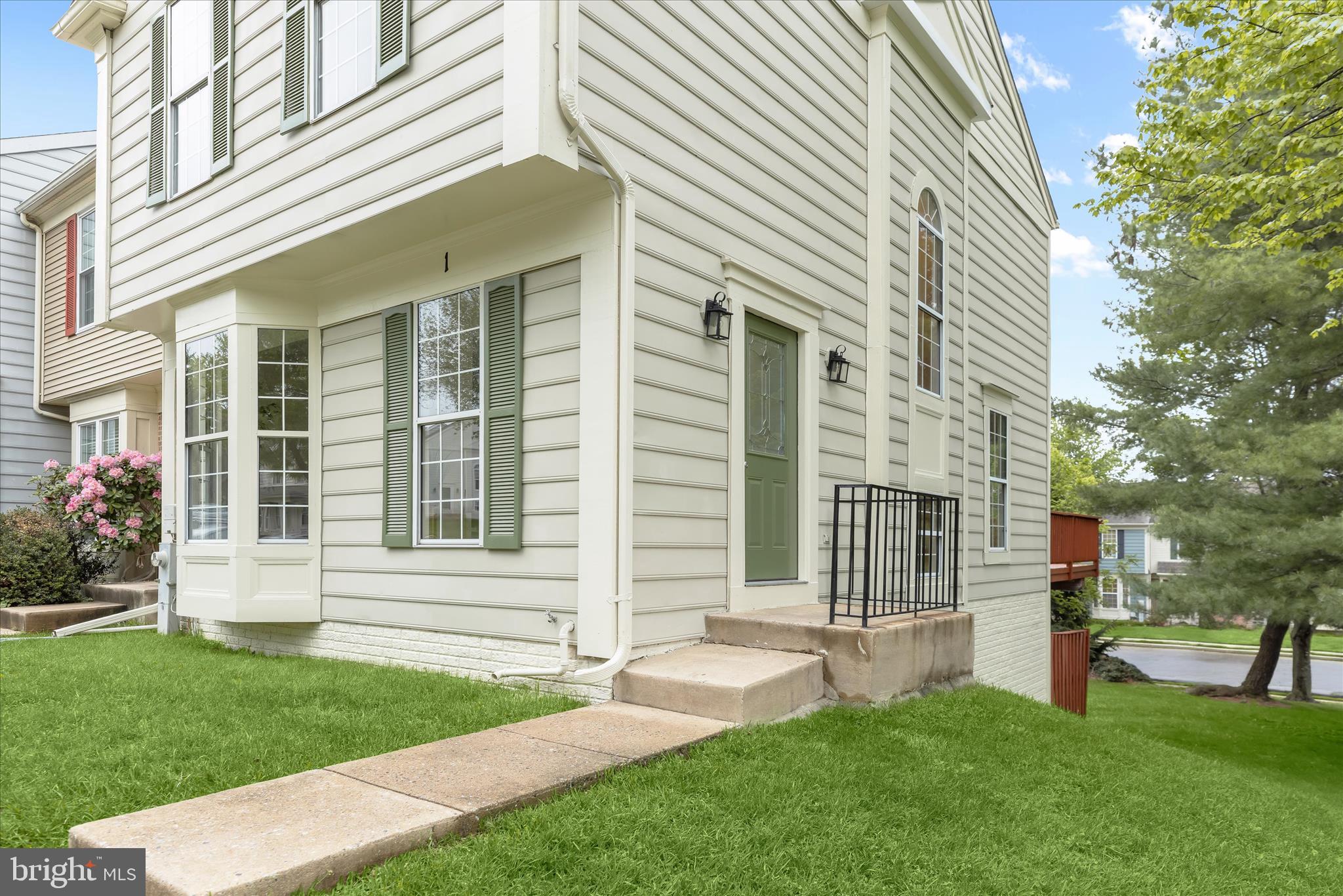 1 WOODHOLLOW COURT