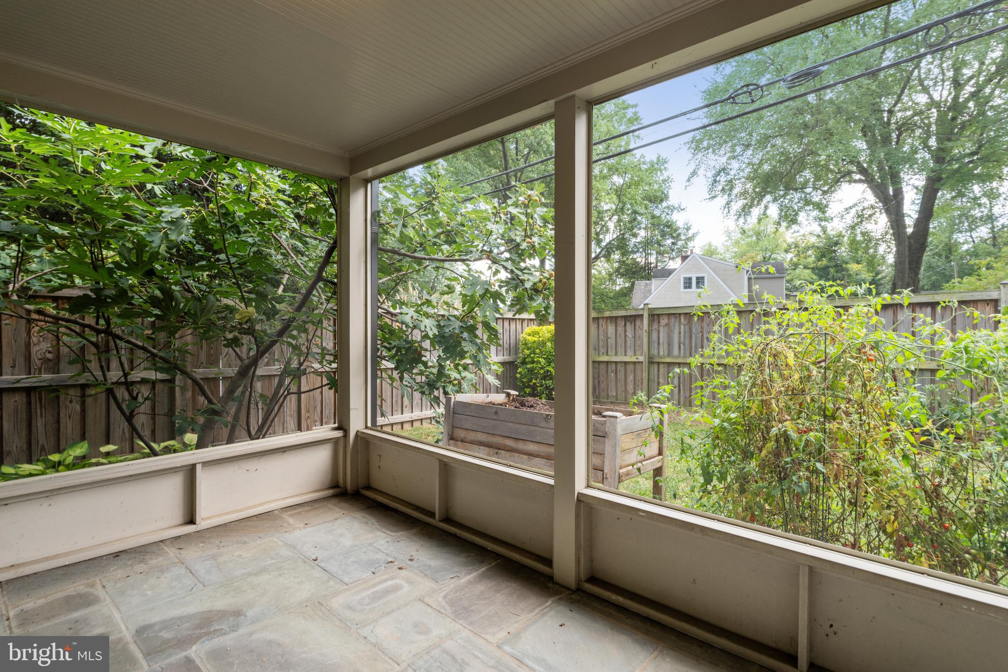 COUNTRY CLUB - Residential