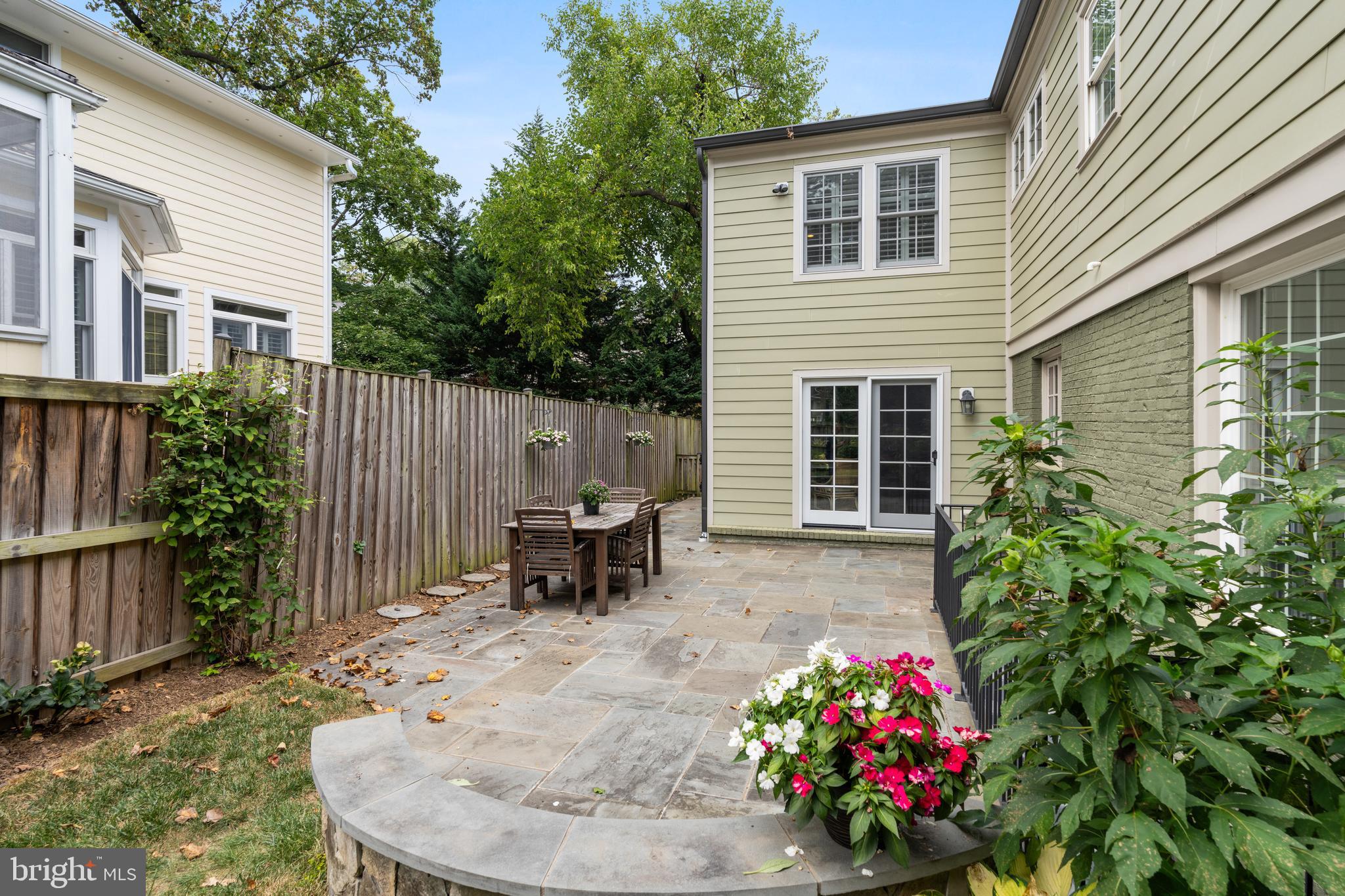 COUNTRY CLUB - Residential