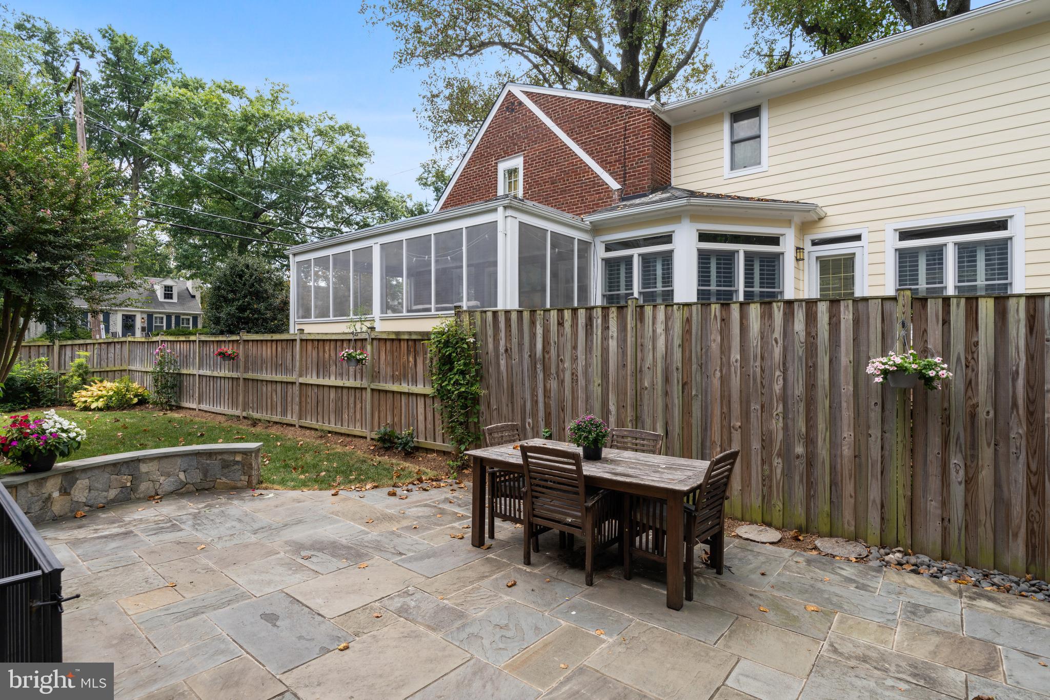 COUNTRY CLUB - Residential