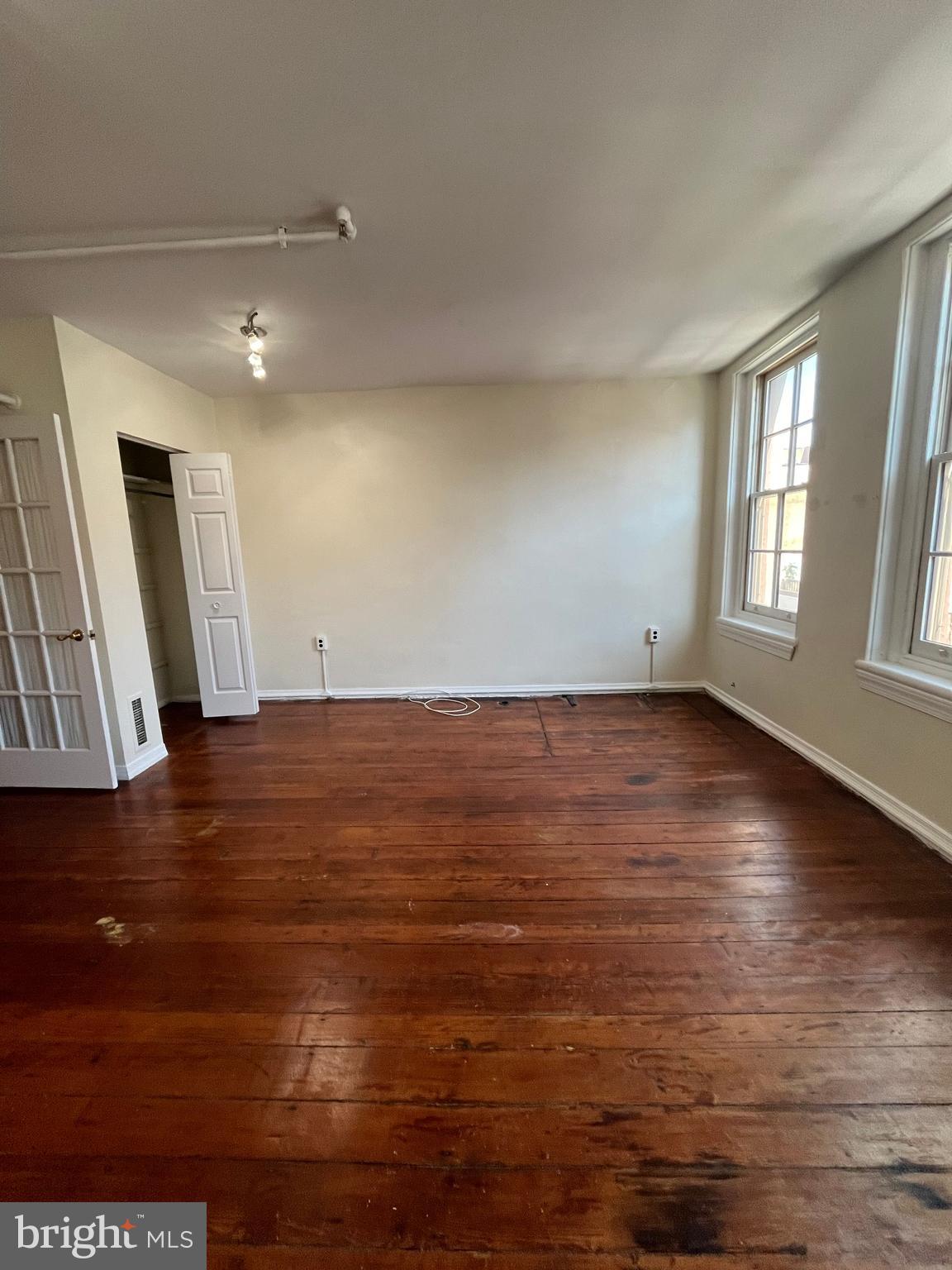 OLD CITY - Commercial Sale