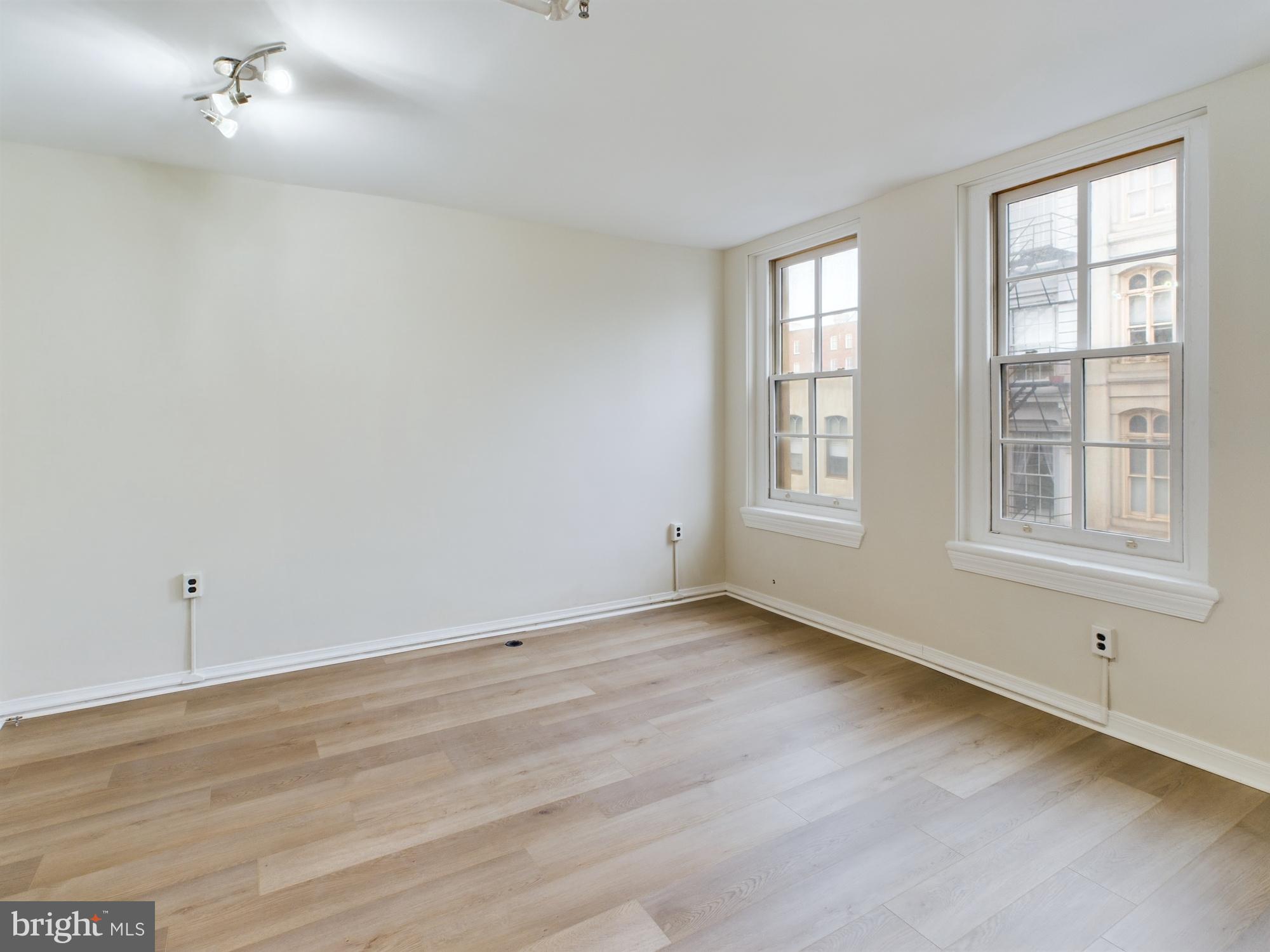 OLD CITY - Commercial Sale