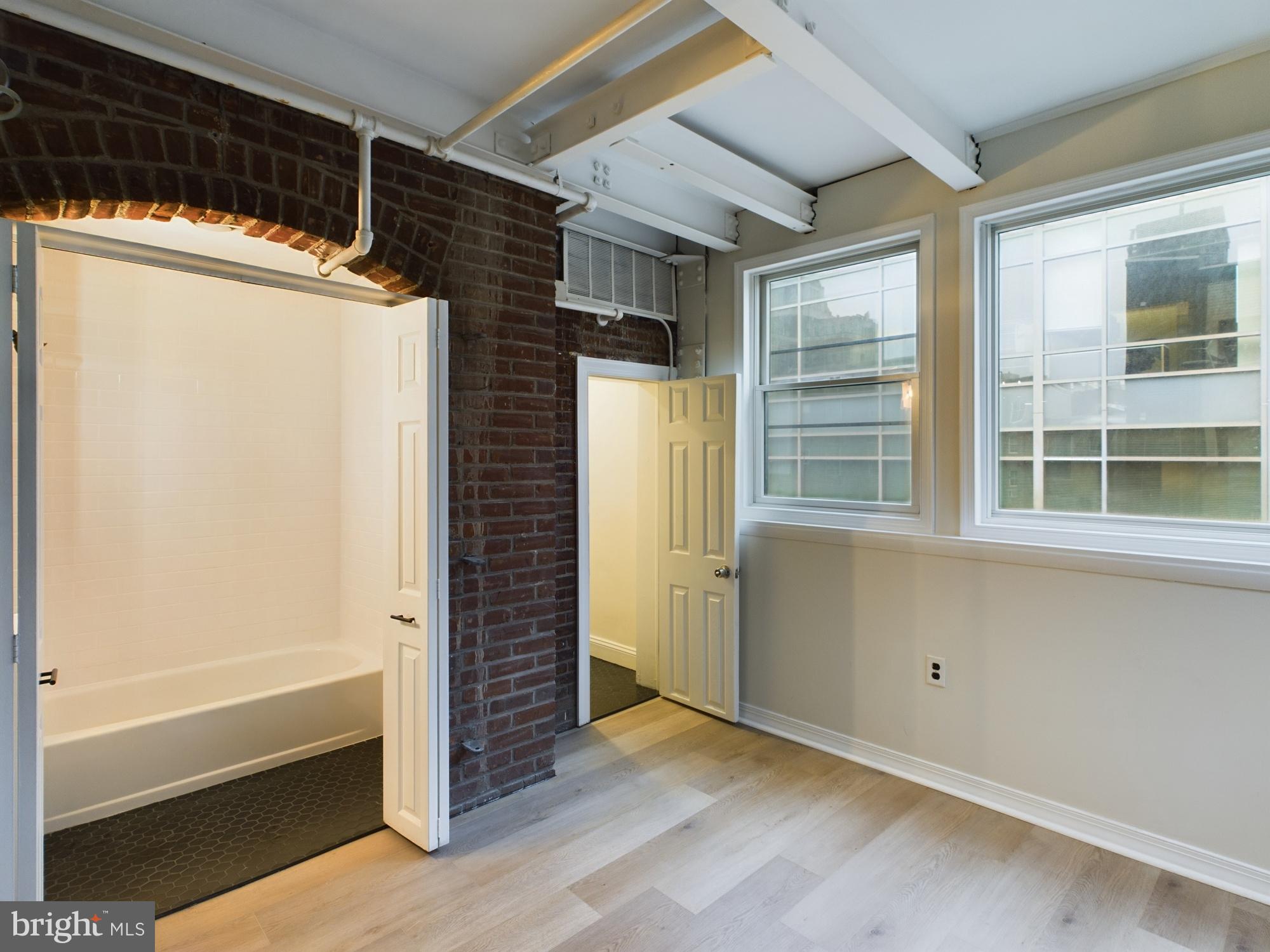 OLD CITY - Commercial Sale