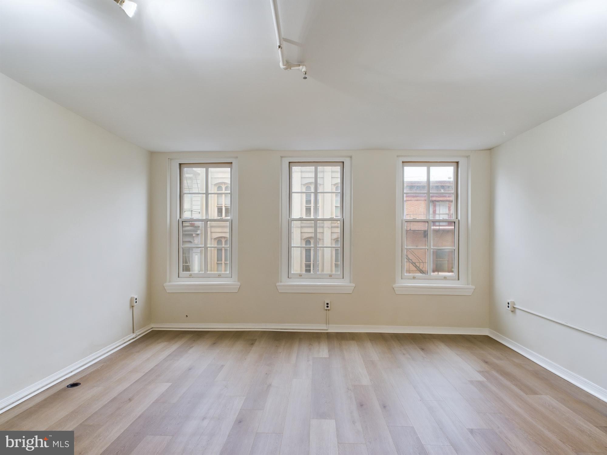 OLD CITY - Commercial Sale