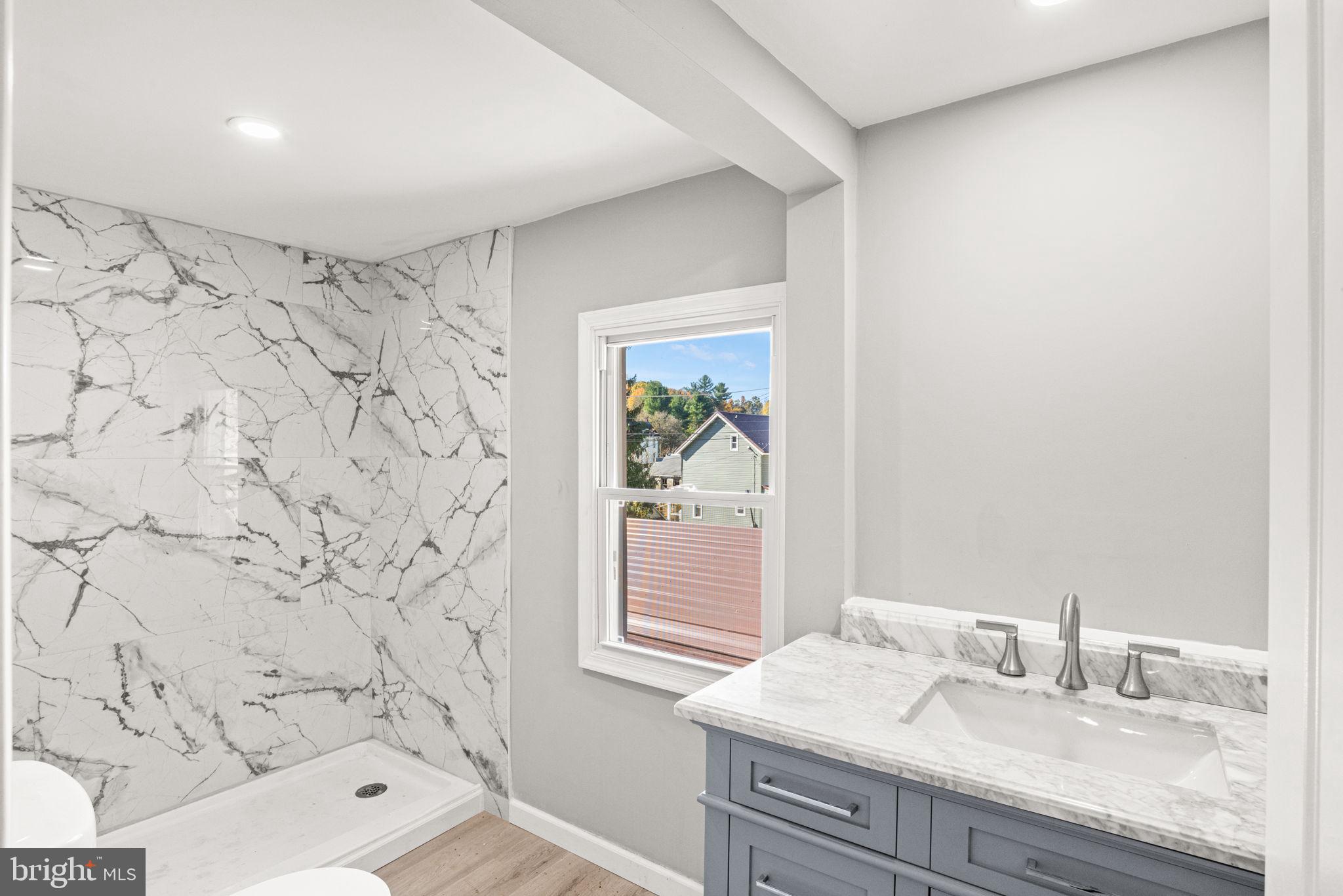 RED LION - Residential