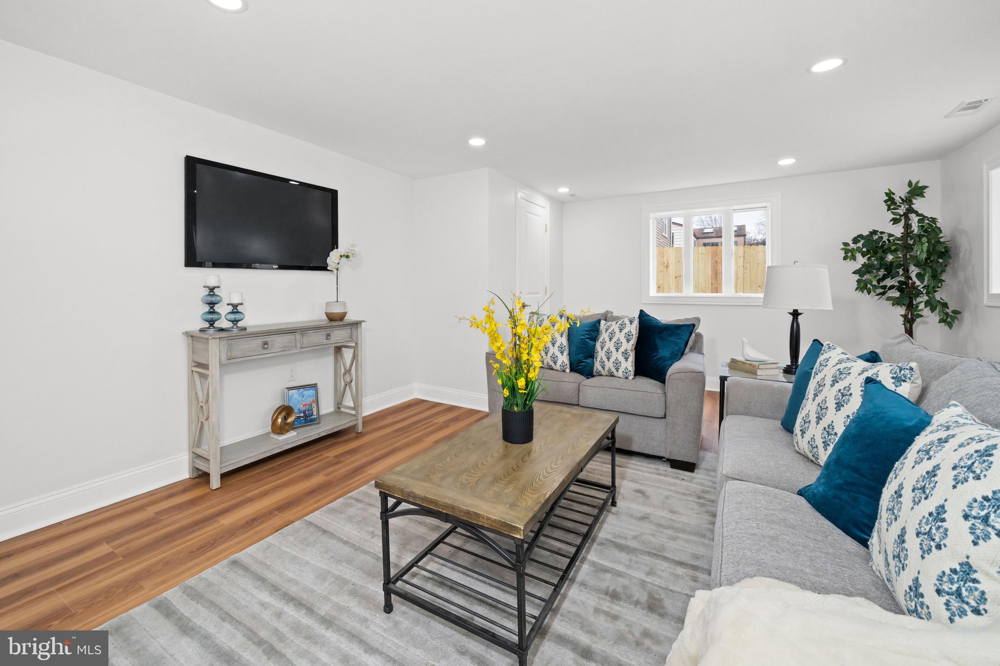 WHITEHALL - Residential