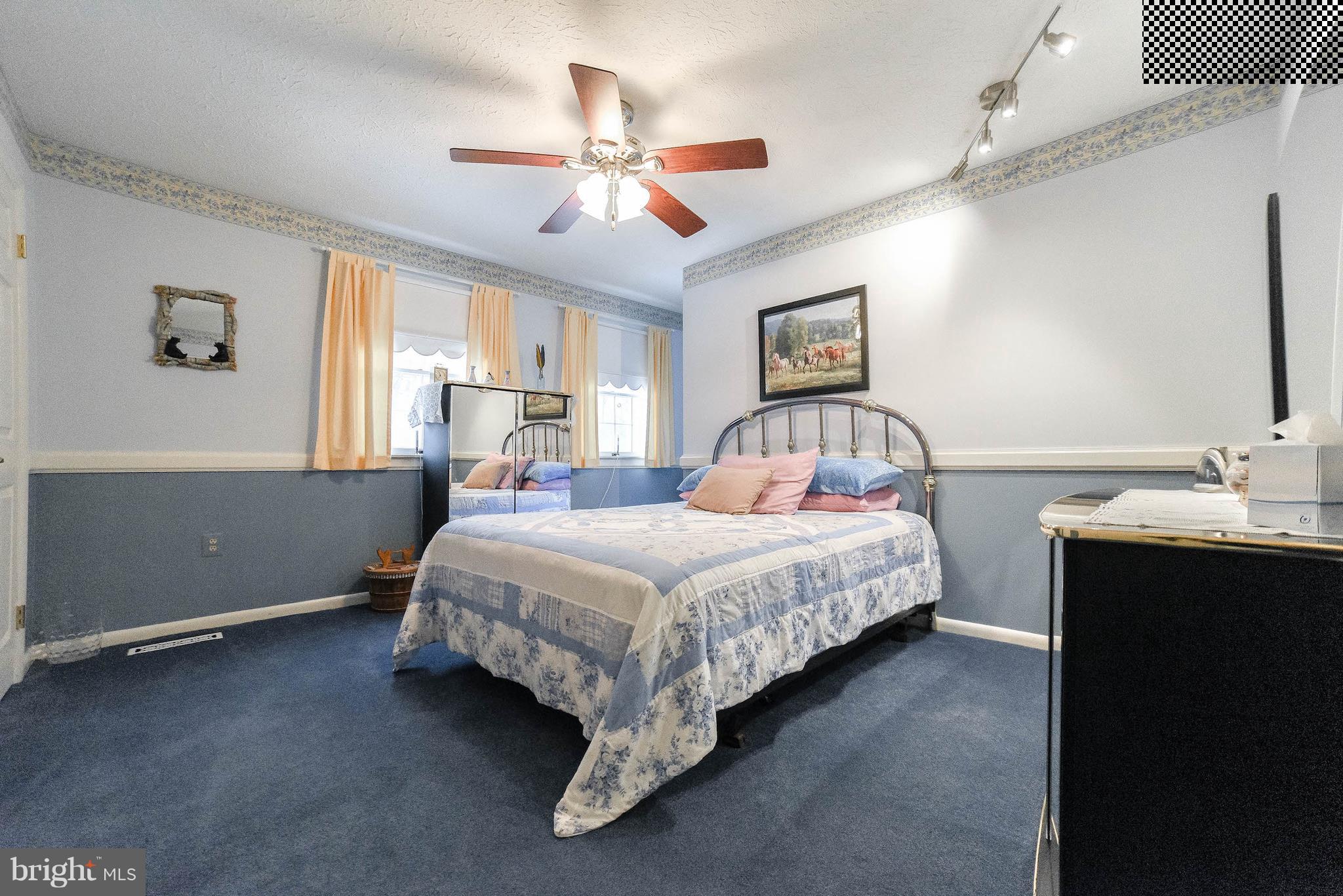 COUNTRY LAKES - Residential