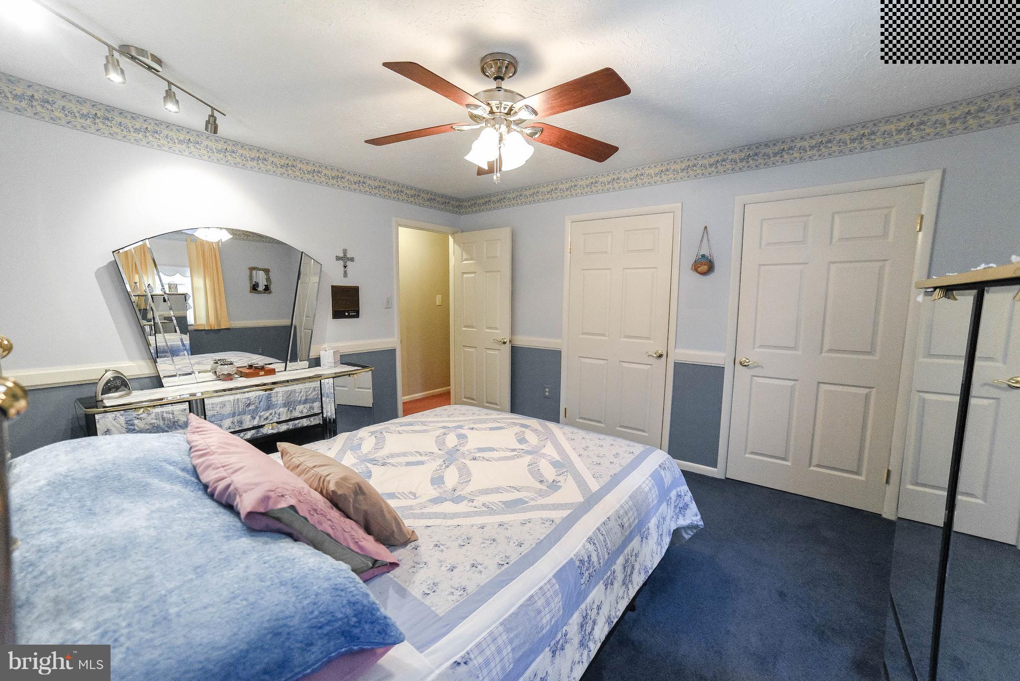 COUNTRY LAKES - Residential