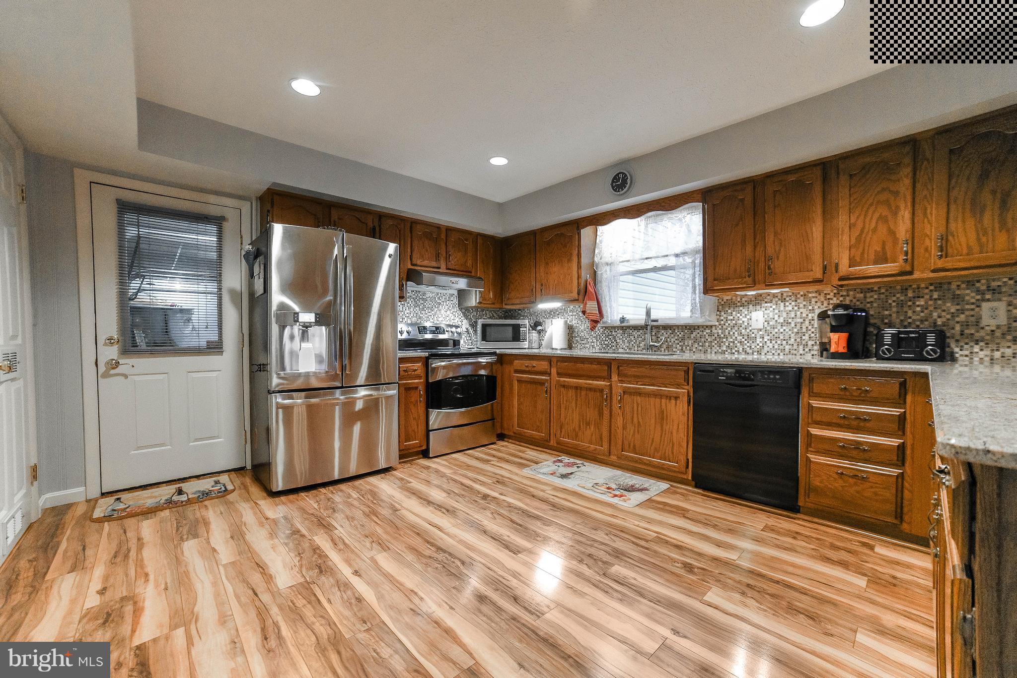 COUNTRY LAKES - Residential