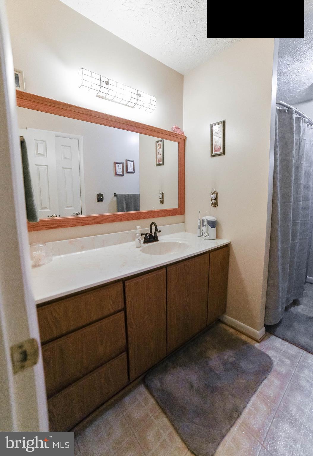 COUNTRY LAKES - Residential