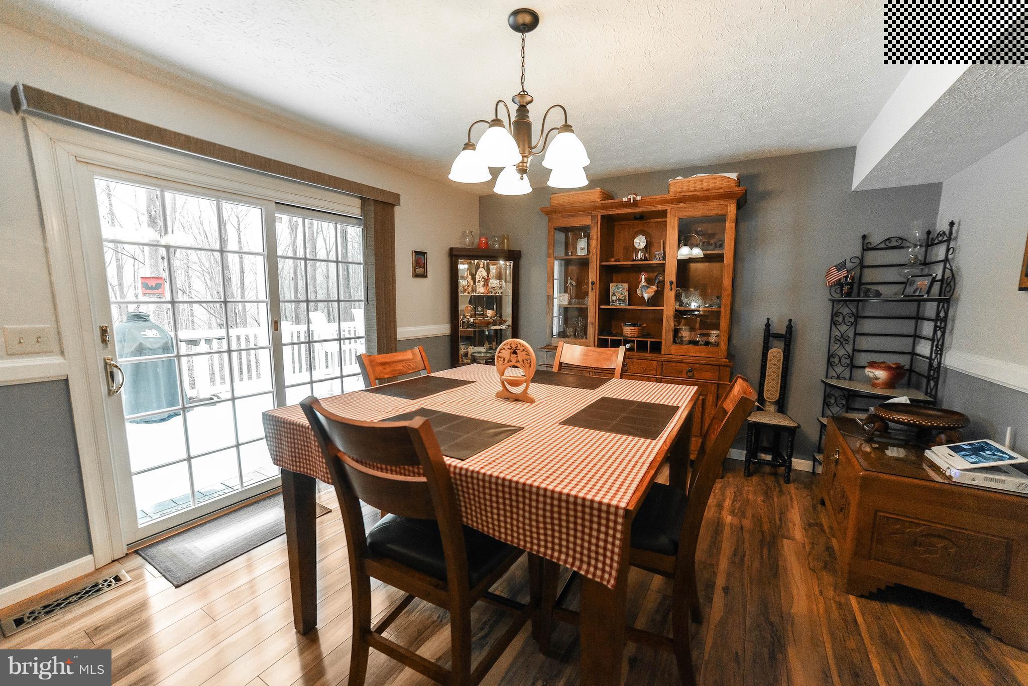 COUNTRY LAKES - Residential