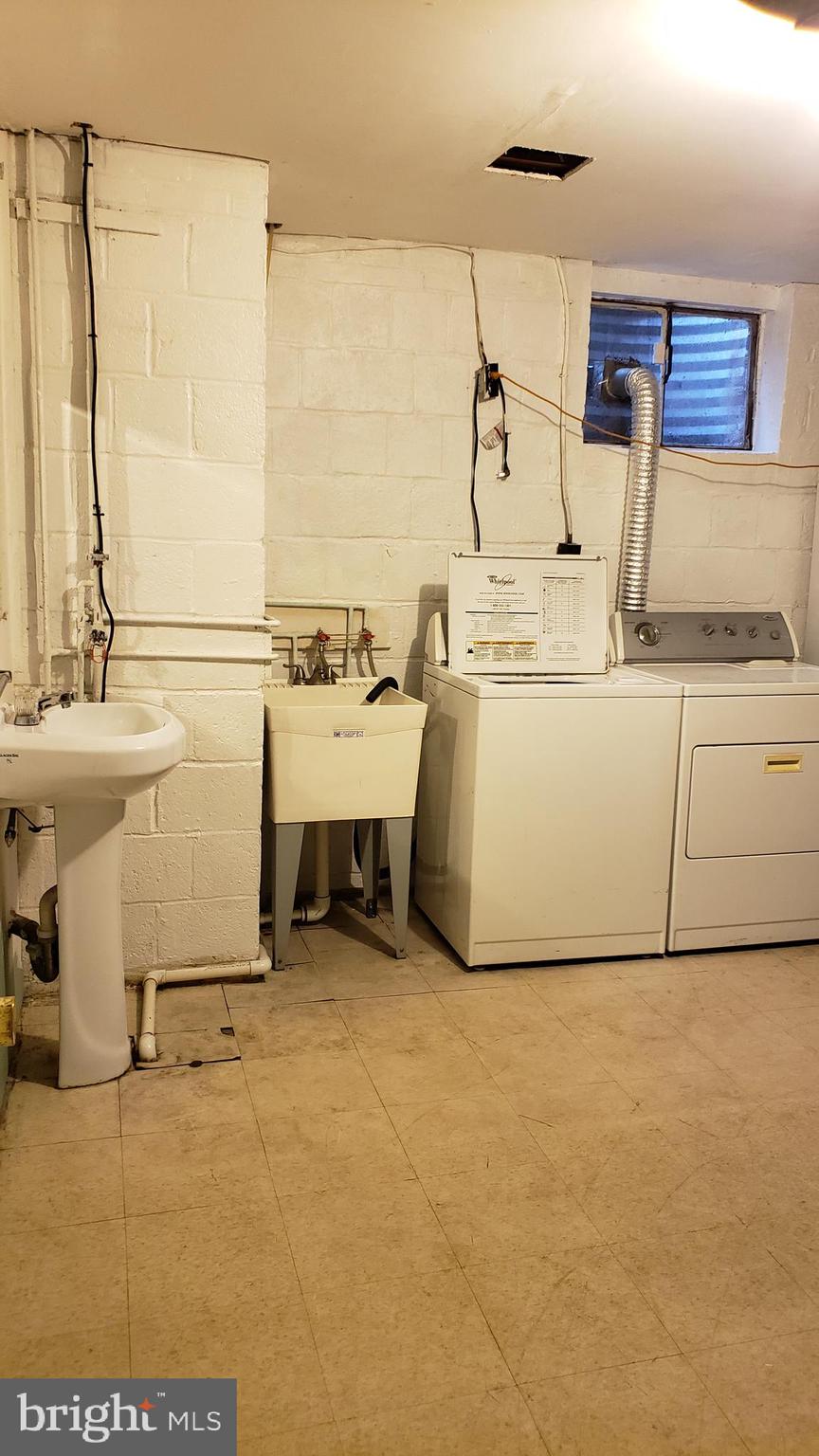 BROYHILL LANGLEY ESTATES - Residential Lease