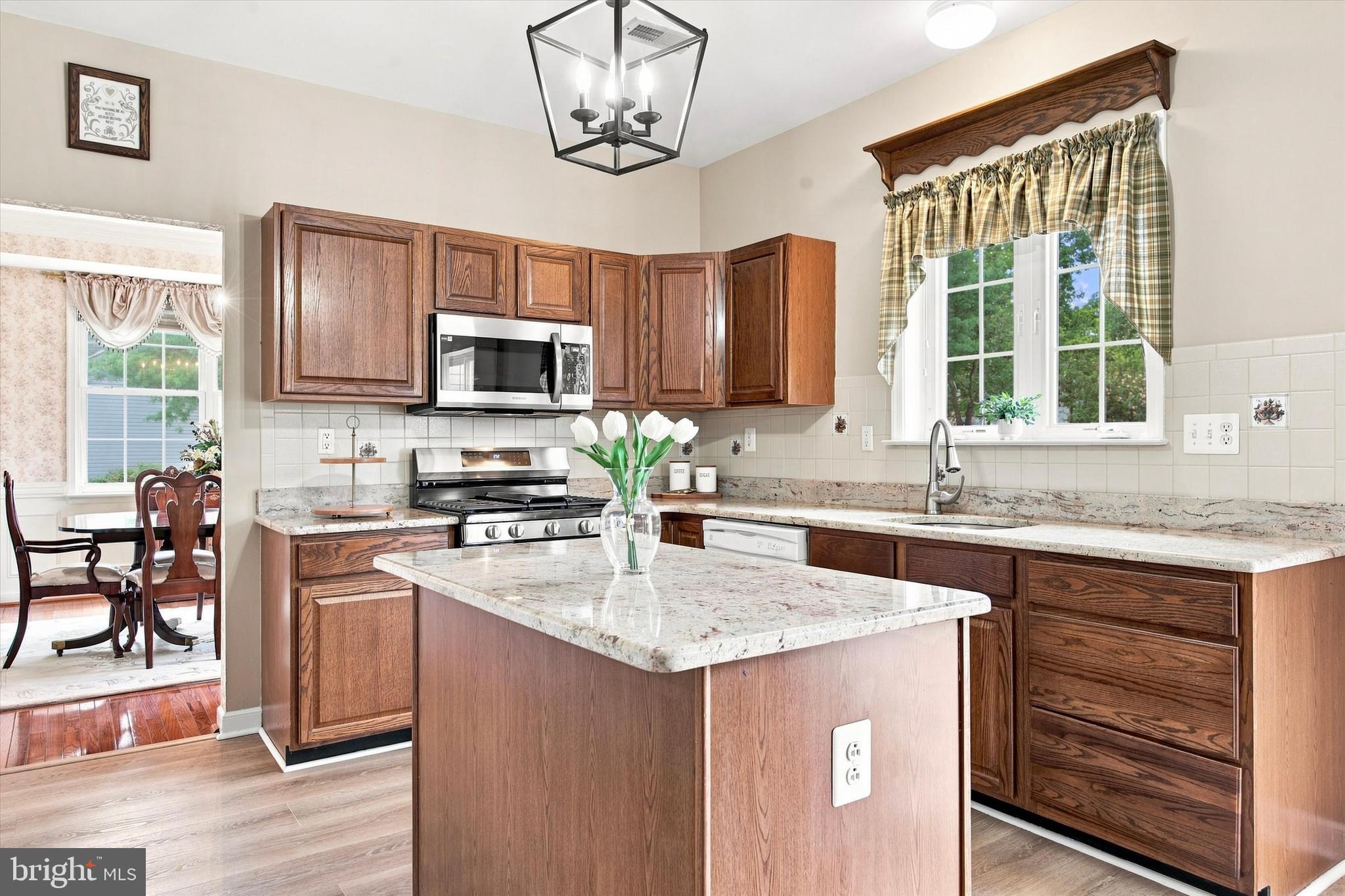 713 IRIS LANE