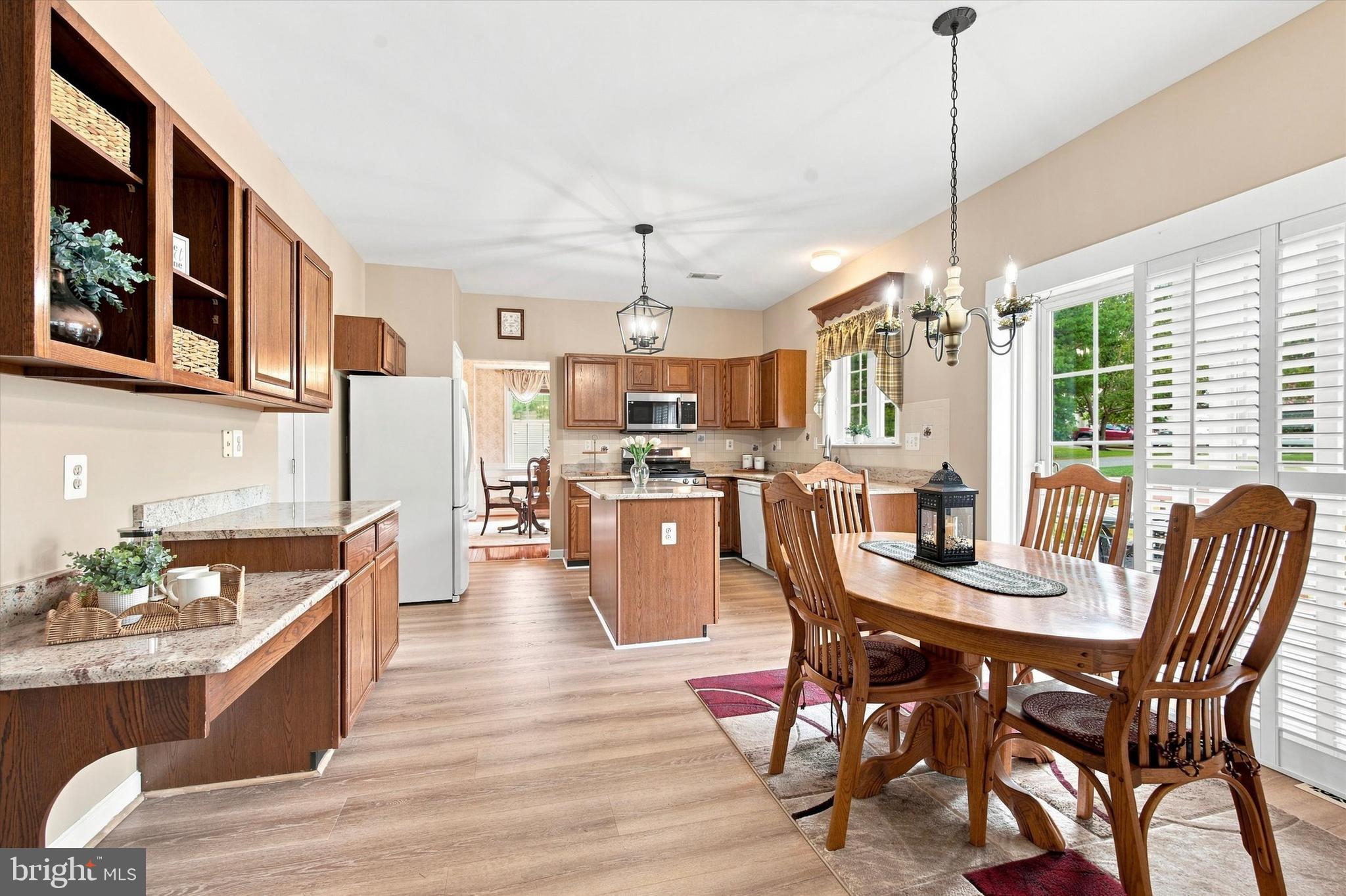 713 IRIS LANE