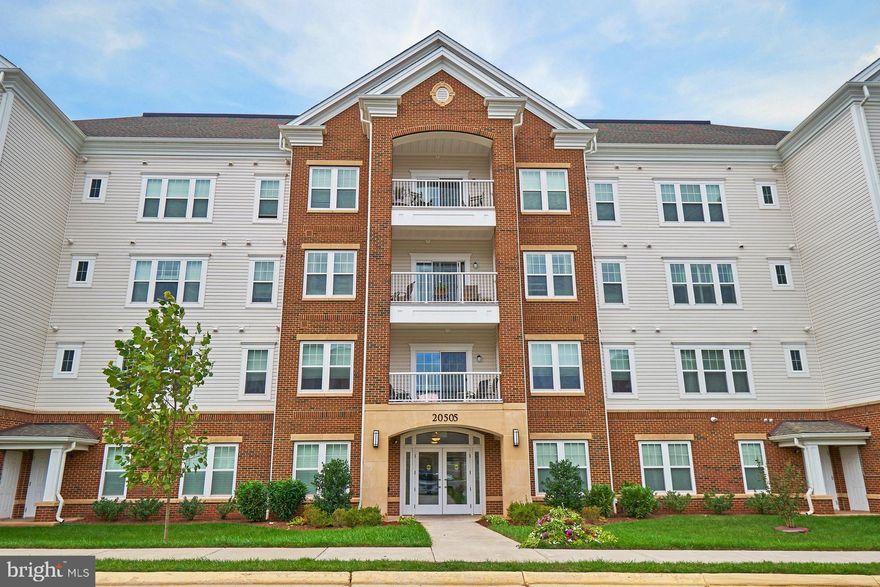 Stunning 2 bedroom, 2 bathroom Davenport model available in the Potomac Green 55+ community. With its inviting open floor plan, high ceilings, hardwood floors and large kitchen, this home is perfect for entertaining or make your home your retreat with the additional office/den in this model. The master bedroom has an en suite bathroom with large shower, dual sinks and an oversized walk-in closet. A second bedroom and full bath, laundry room and balcony complete the home. Amenities include indoor/outdoor pools, clubhouse, game room, fitness center, library and ballroom with outdoor jogging paths and garden plots. Less than 1 mile to One Loudoun with its restaurants, shops, cinema and Trader Joe's. Shuttle bus service is also available to multiple locations around Loudoun including the grocery store and hospital.