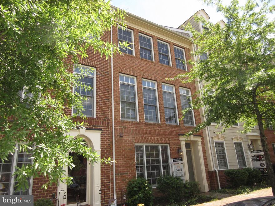 Huge Townhouse with 2 car garage. Nice neutral decor. Hardwood flooring. Large open floor plan.
