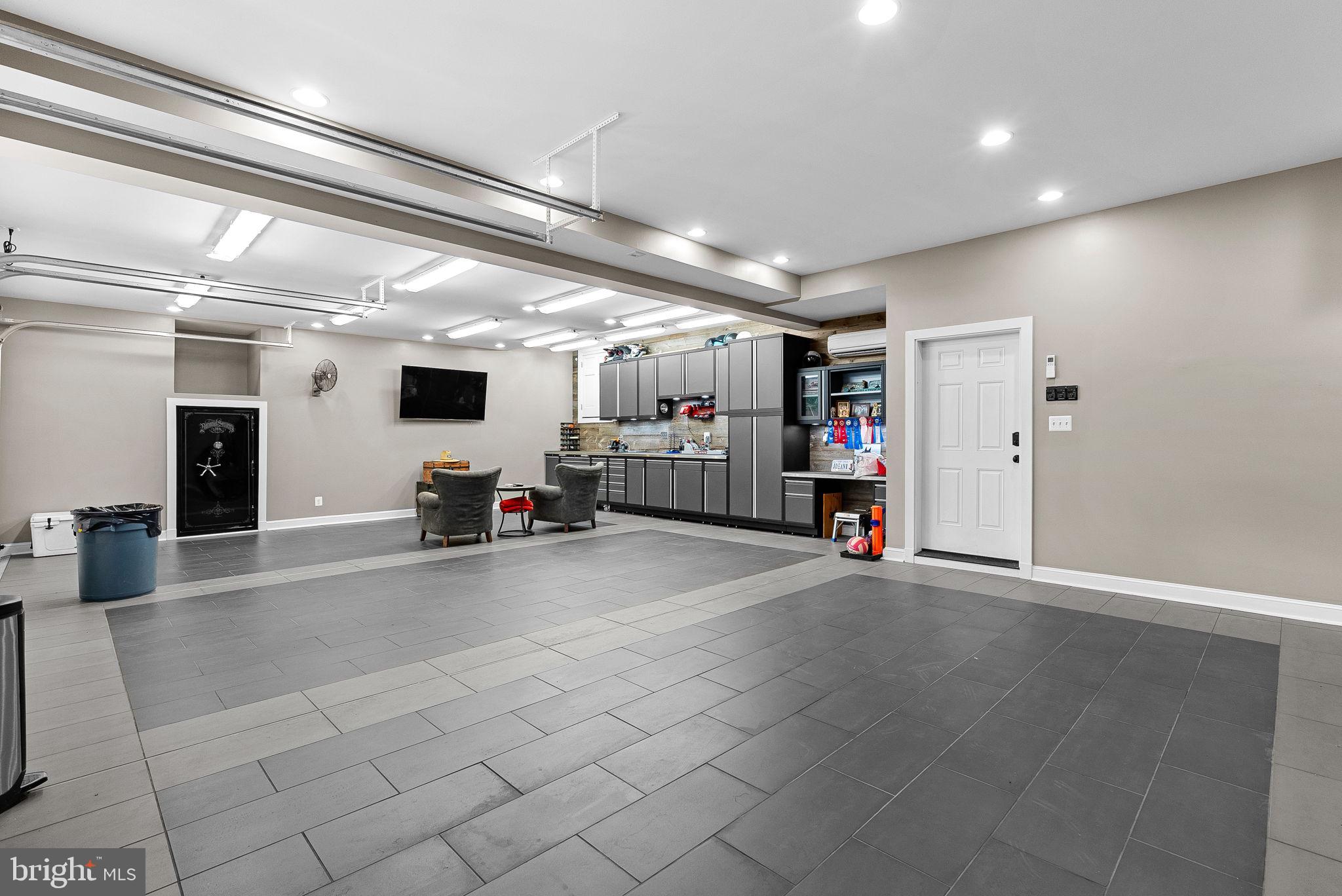 WESTHAMPTON - Residential