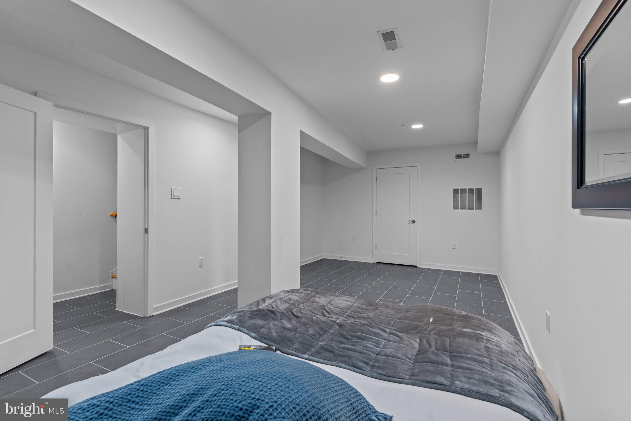 QUEEN VILLAGE - Residential