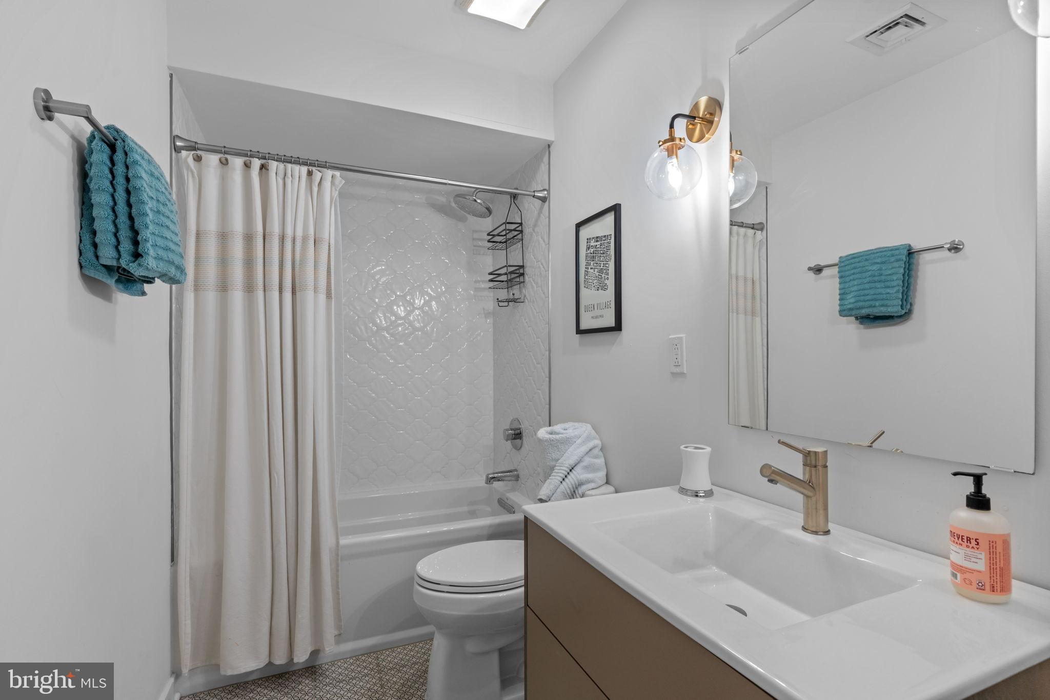 QUEEN VILLAGE - Residential