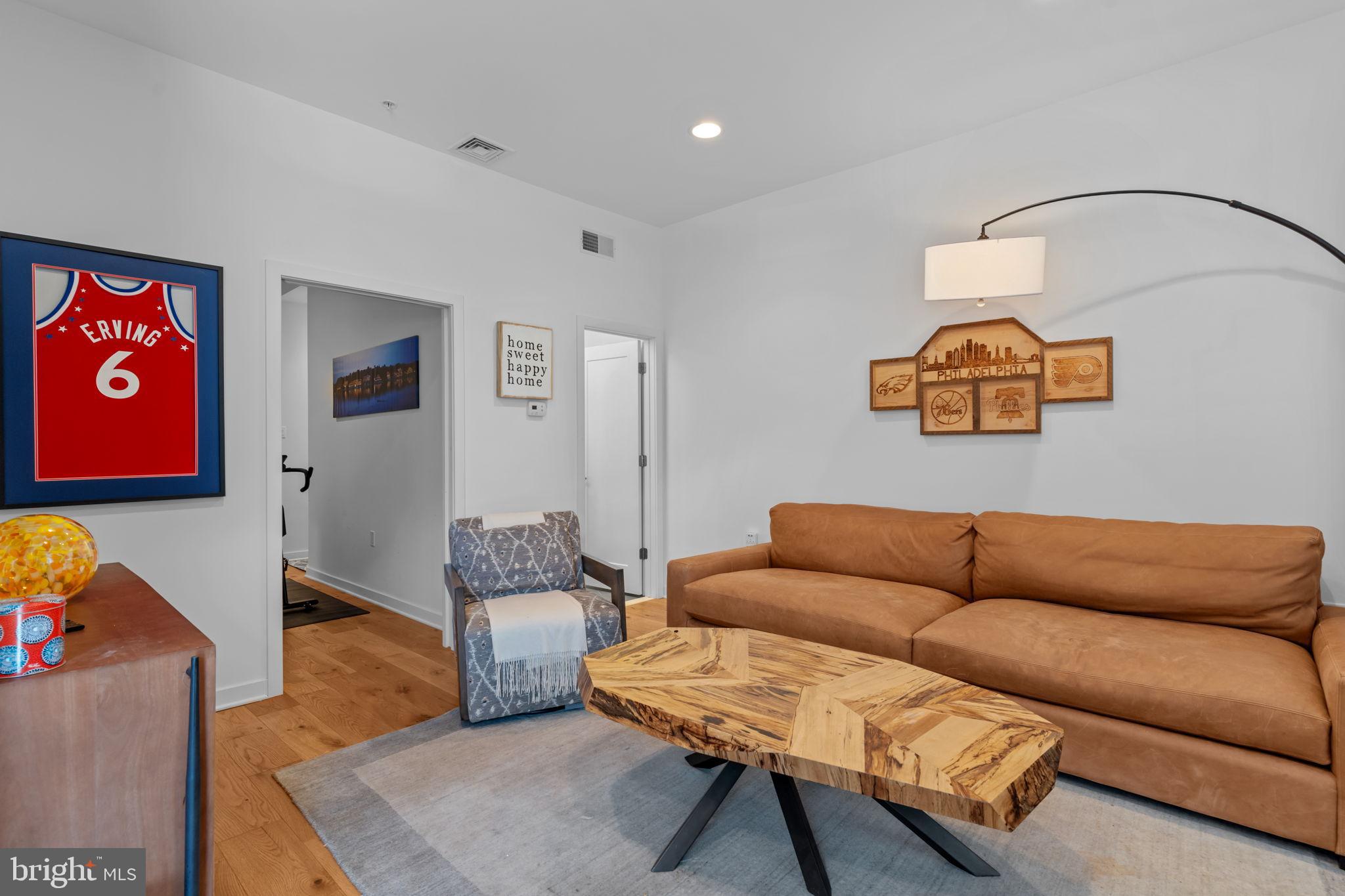 QUEEN VILLAGE - Residential