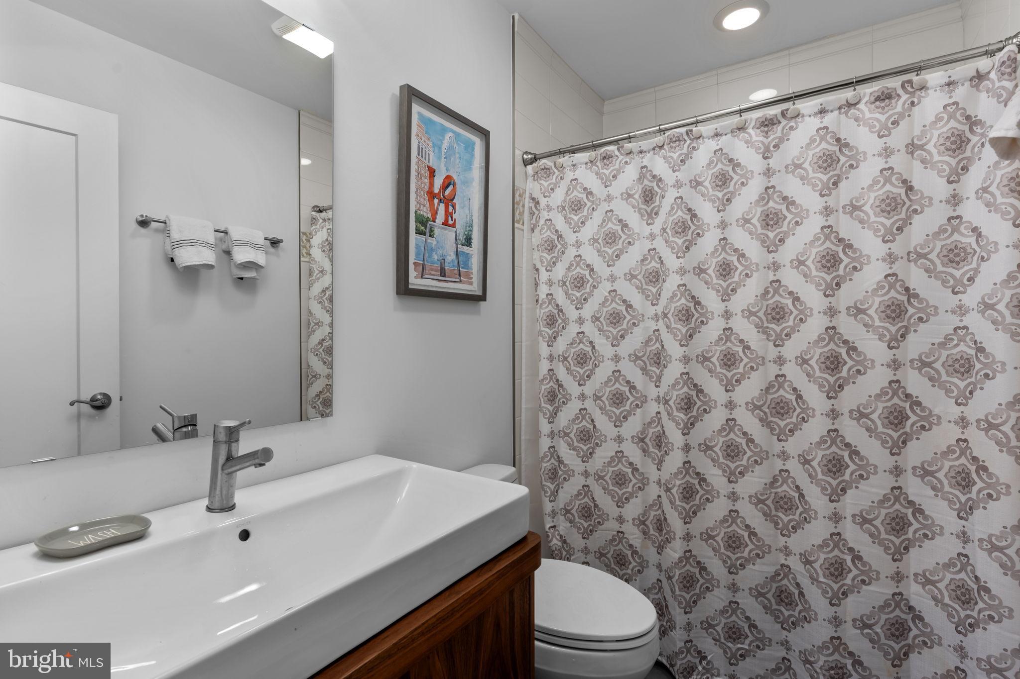 QUEEN VILLAGE - Residential