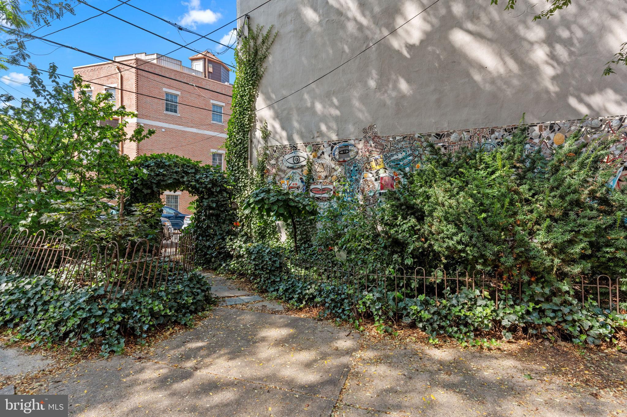 QUEEN VILLAGE - Residential