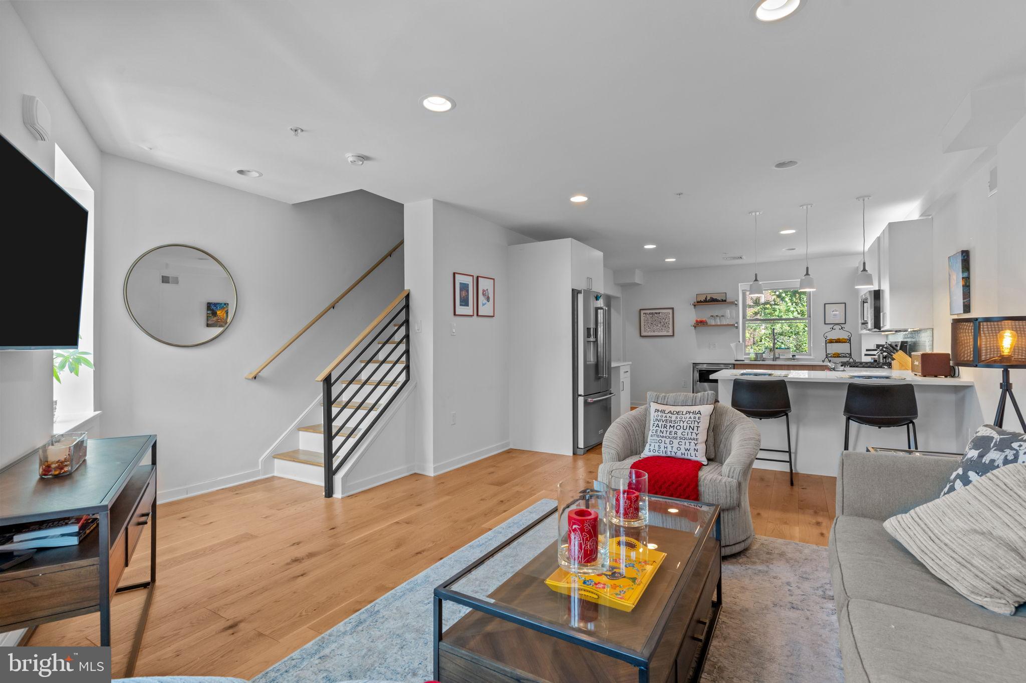 QUEEN VILLAGE - Residential