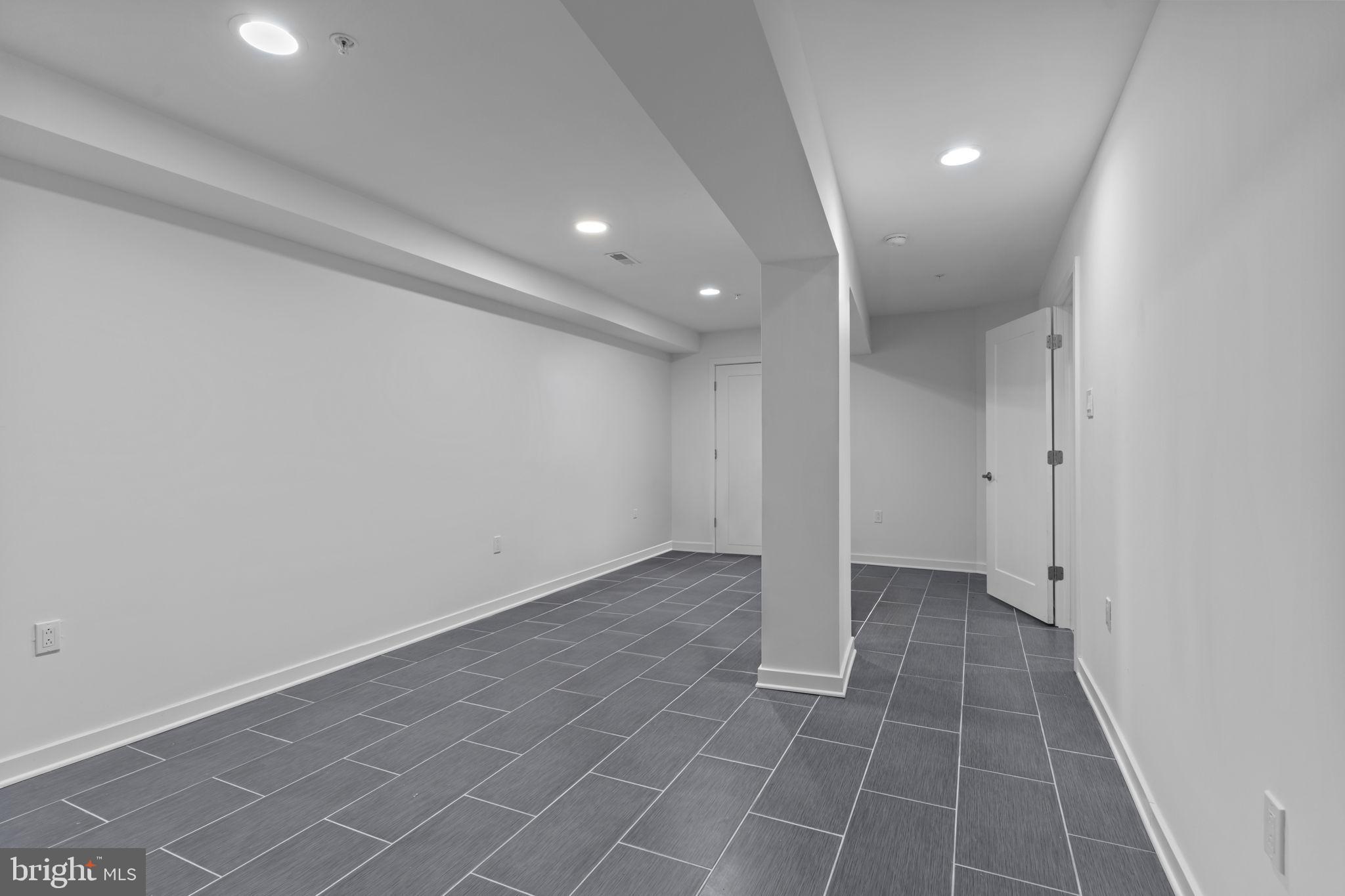 QUEEN VILLAGE - Residential