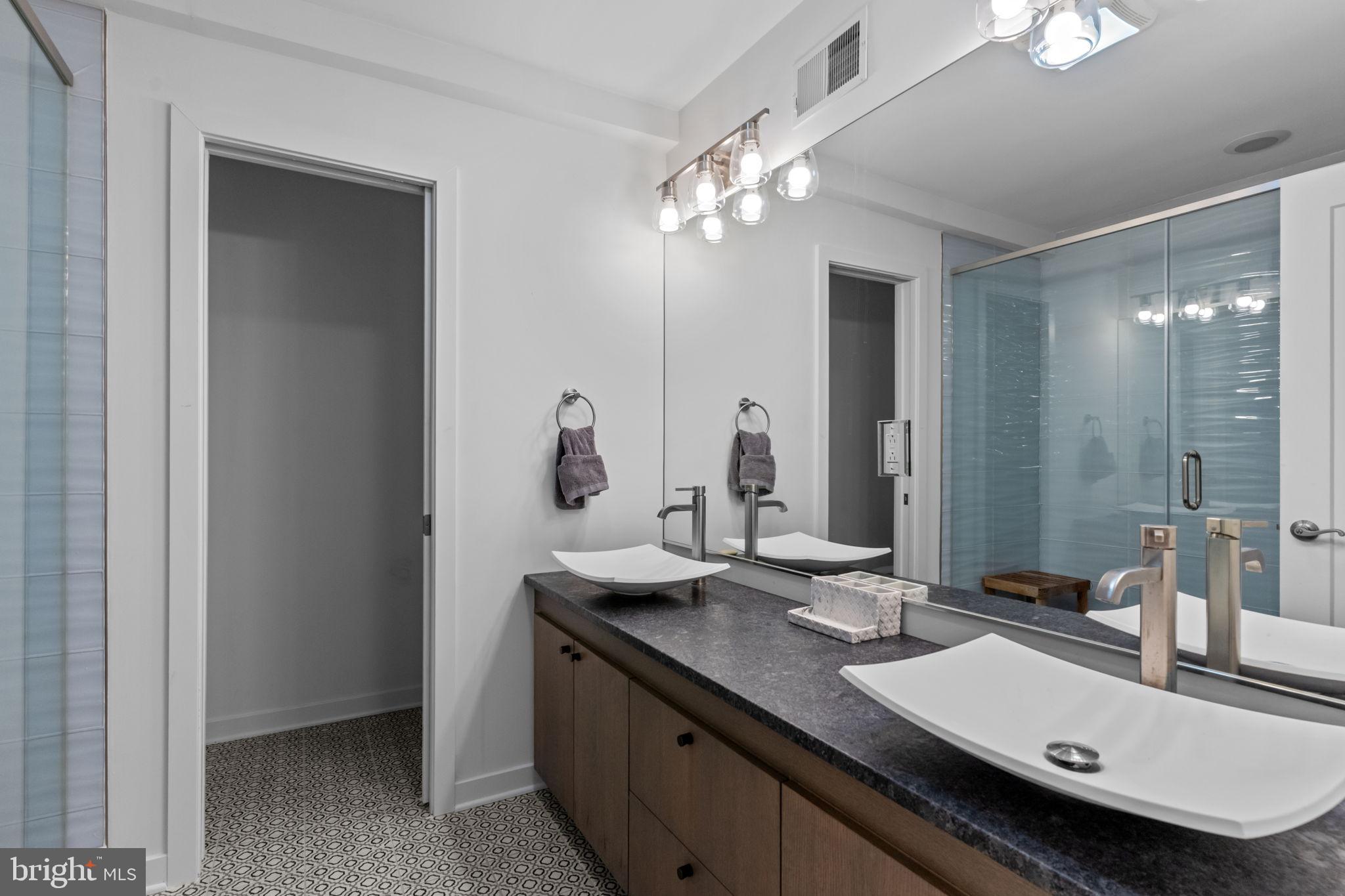 QUEEN VILLAGE - Residential