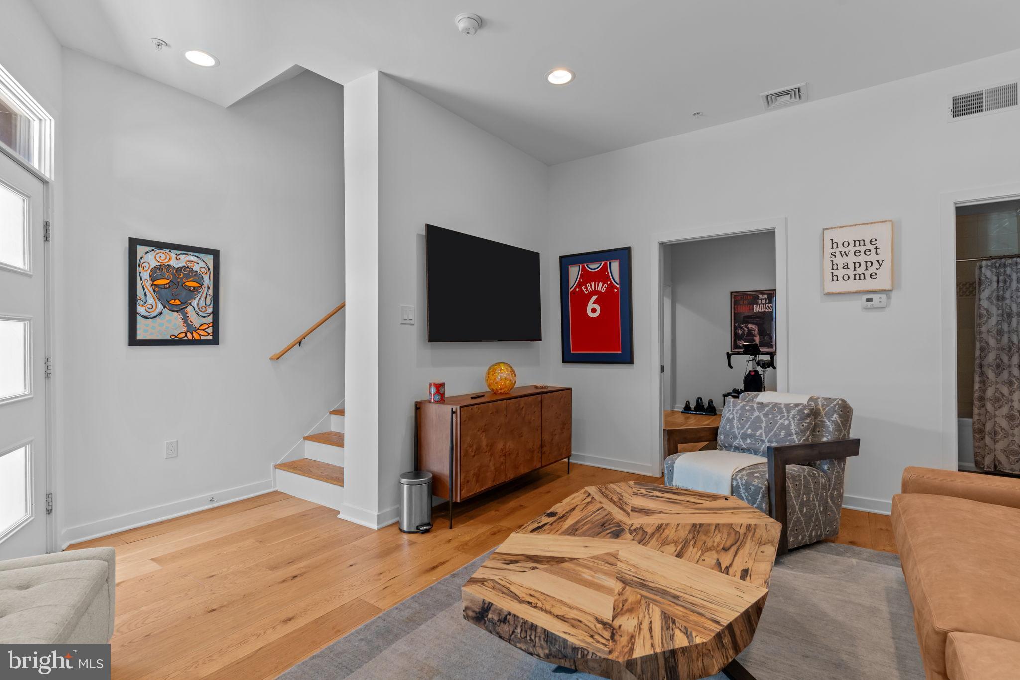 QUEEN VILLAGE - Residential