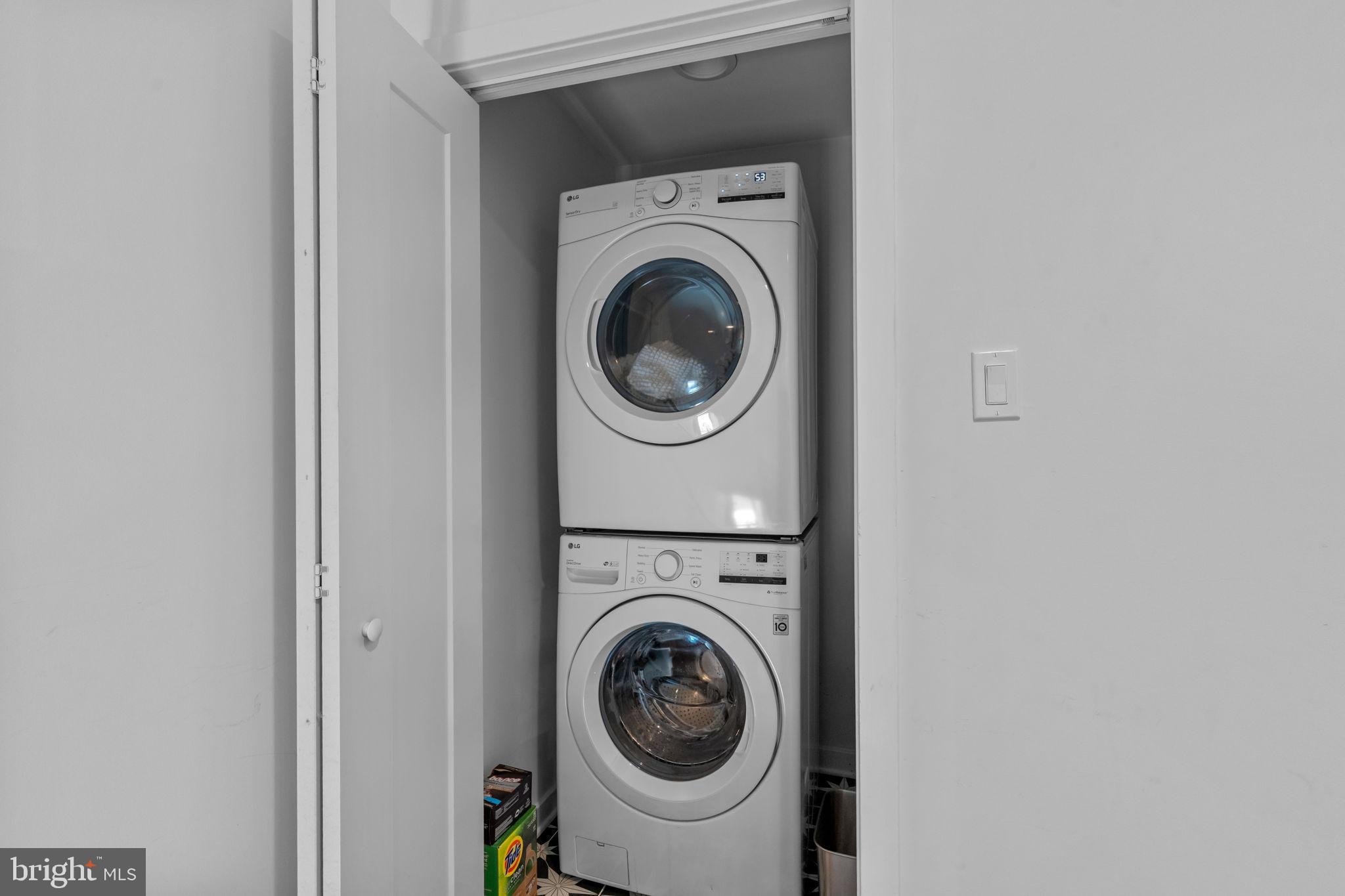 QUEEN VILLAGE - Residential