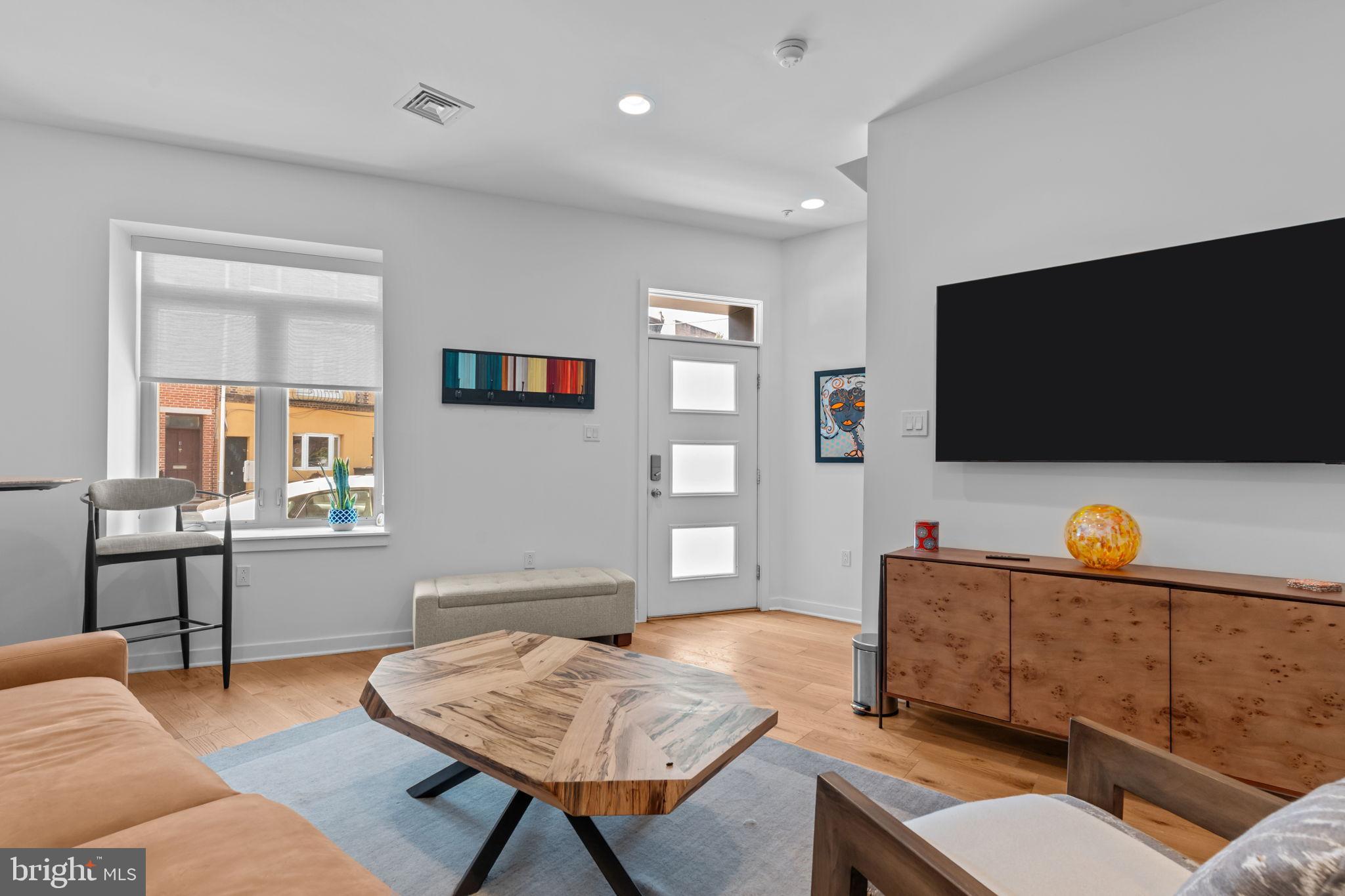 QUEEN VILLAGE - Residential