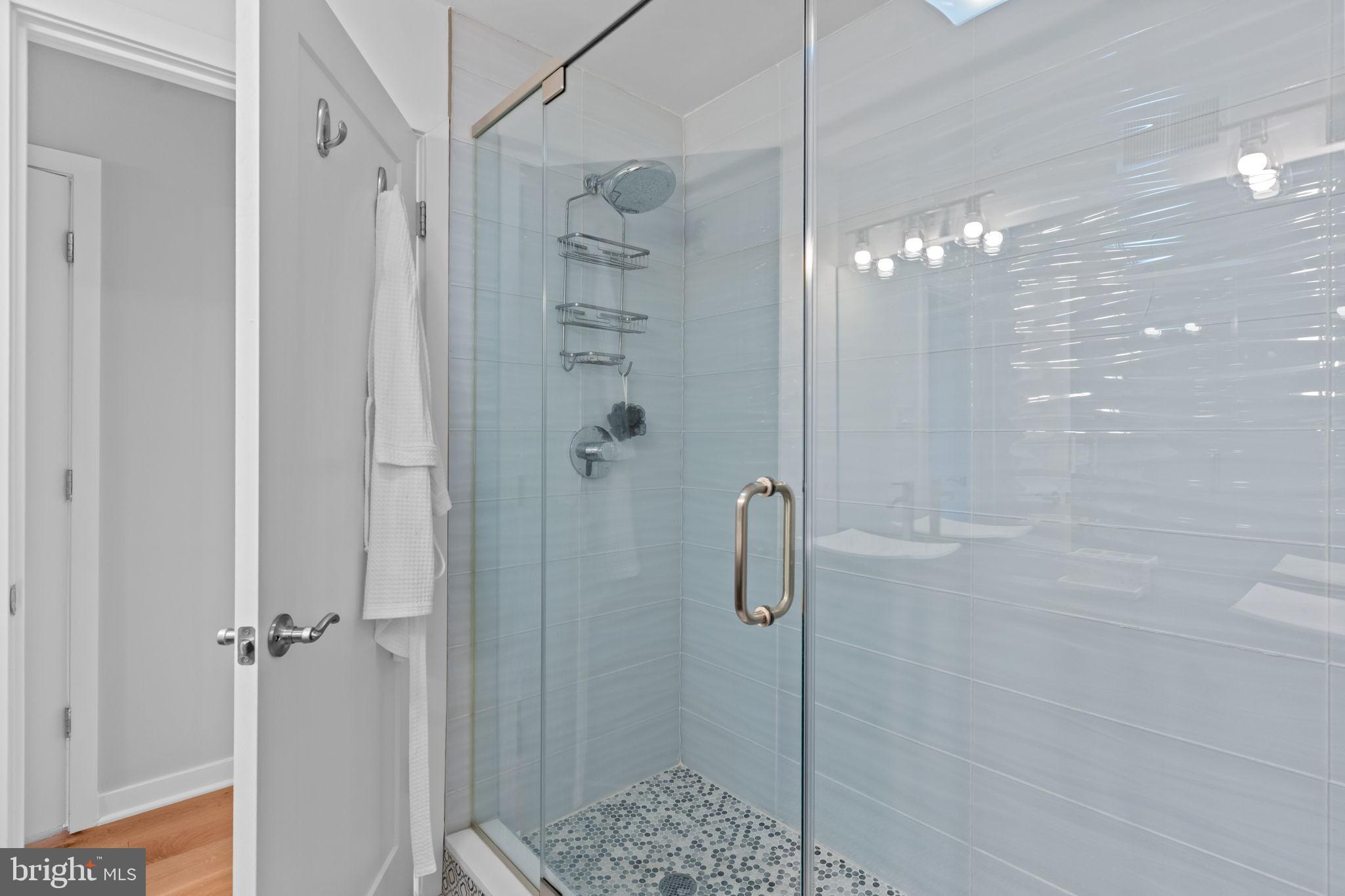 QUEEN VILLAGE - Residential