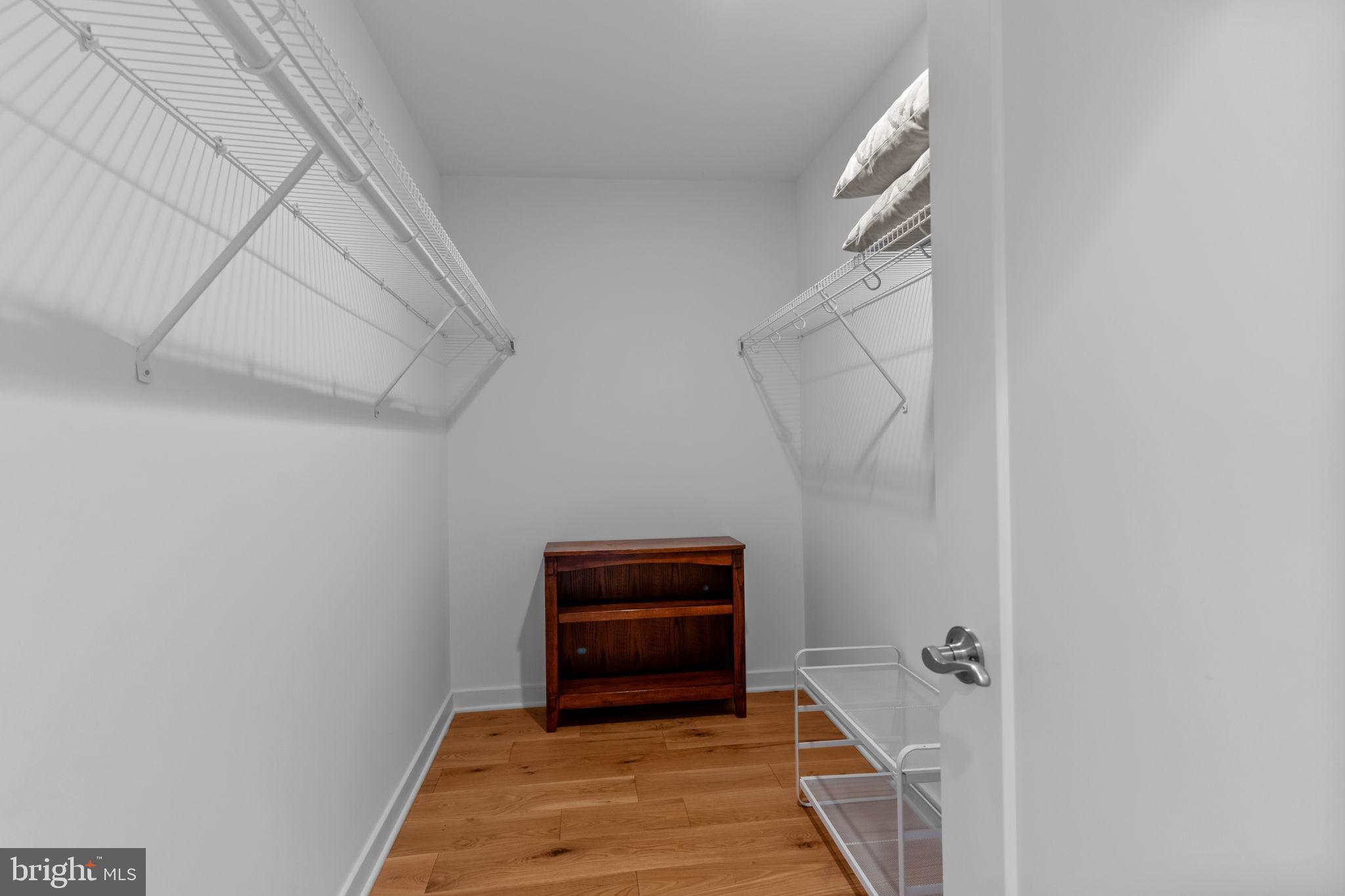 QUEEN VILLAGE - Residential