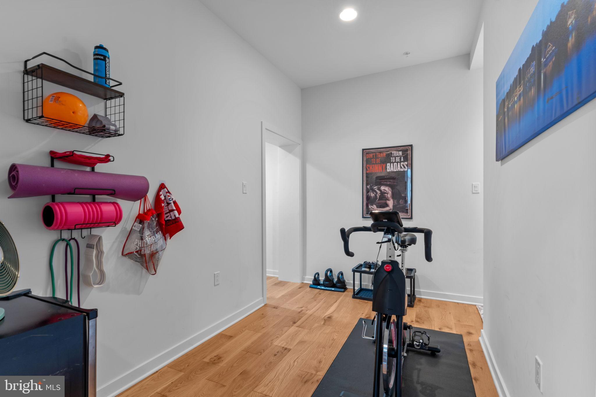 QUEEN VILLAGE - Residential