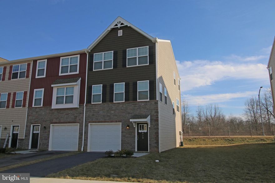 Absolutely beautiful end unit townhome available in the Admirals quay development. This home features beautiful laminate flooring and granite countertops, plus a first-floor bonus room and more.
