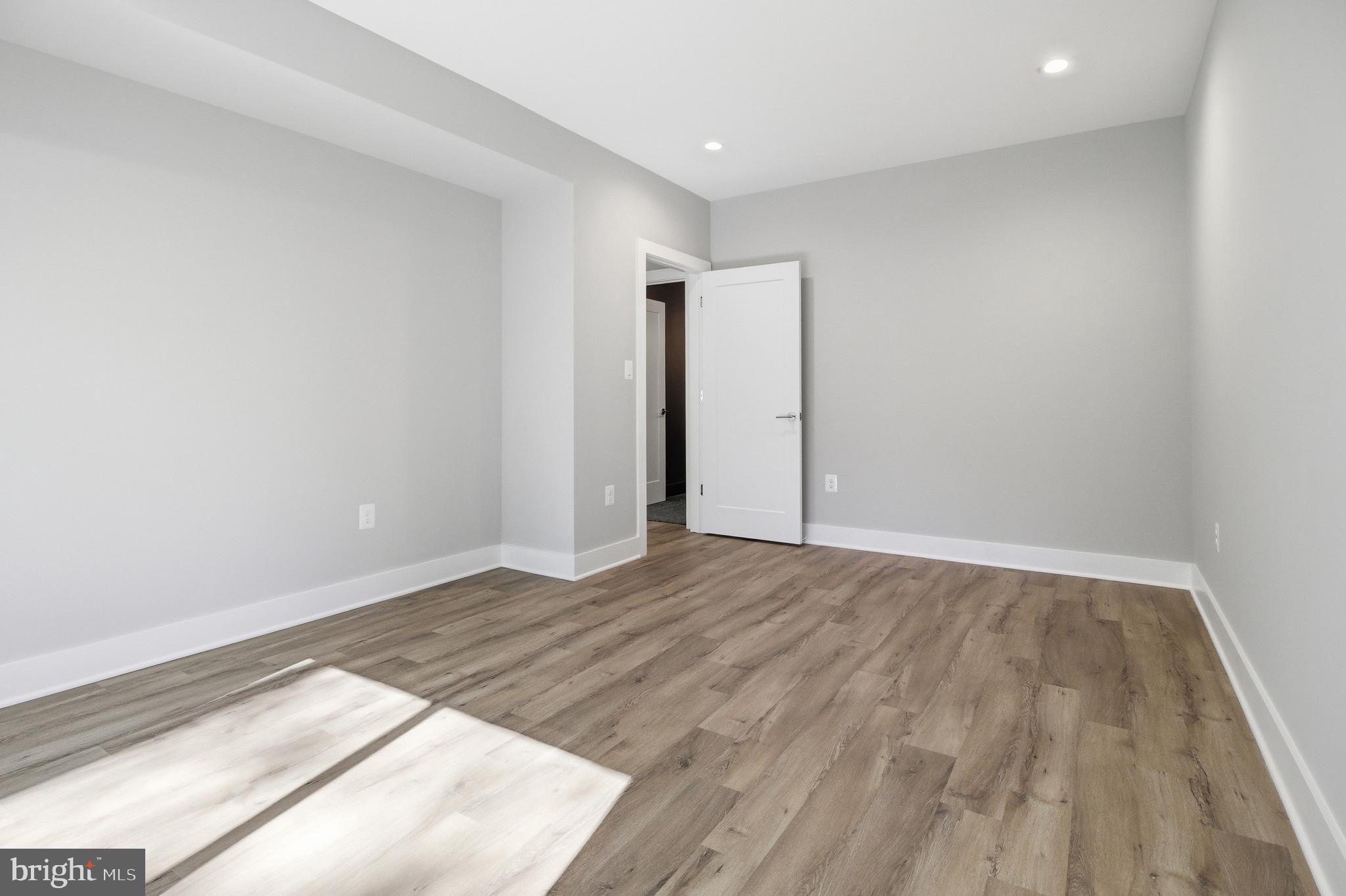 VIENNA WOODS - Residential