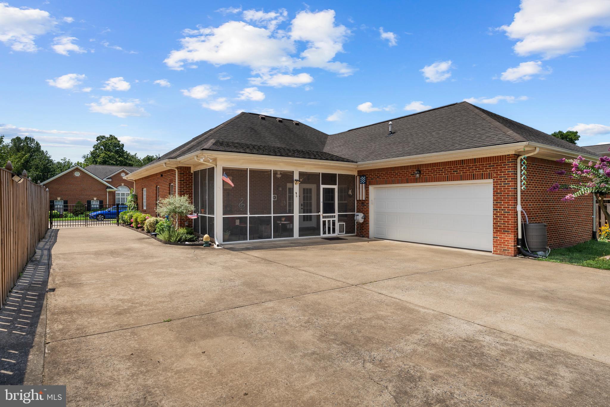 CARRIAGE HOUSE CHASE - Residential